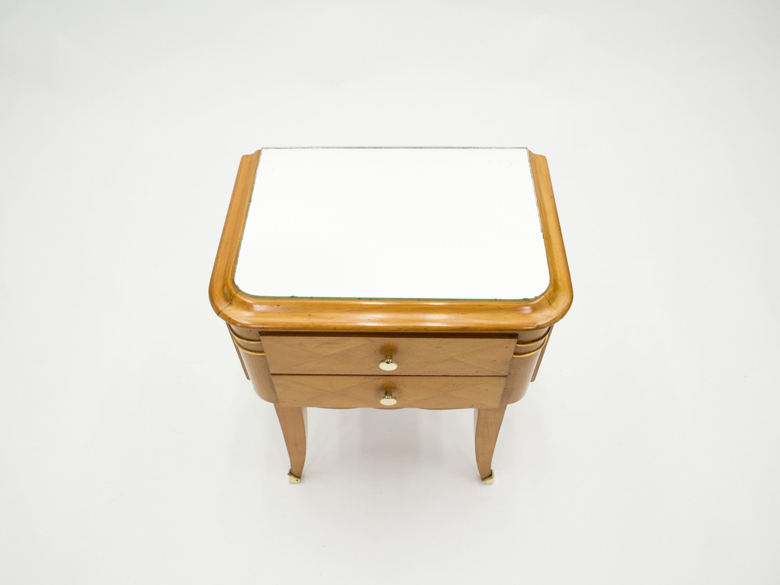 Paire de tables de chevet Art Déco en sycomore et laiton, Jean Pascaud