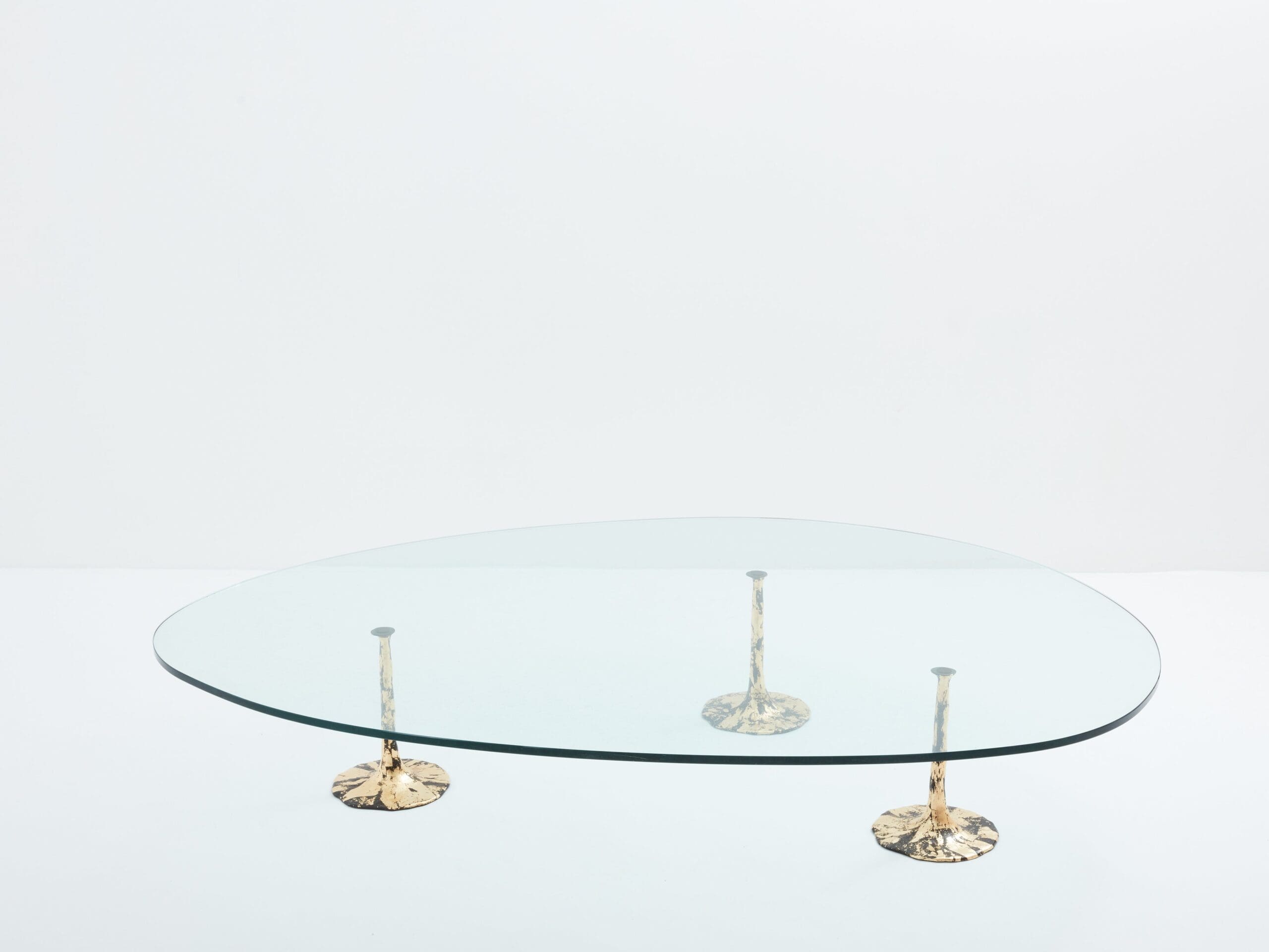 Grande table basse brutaliste en fer forgé doré et verre forme libre, 1970