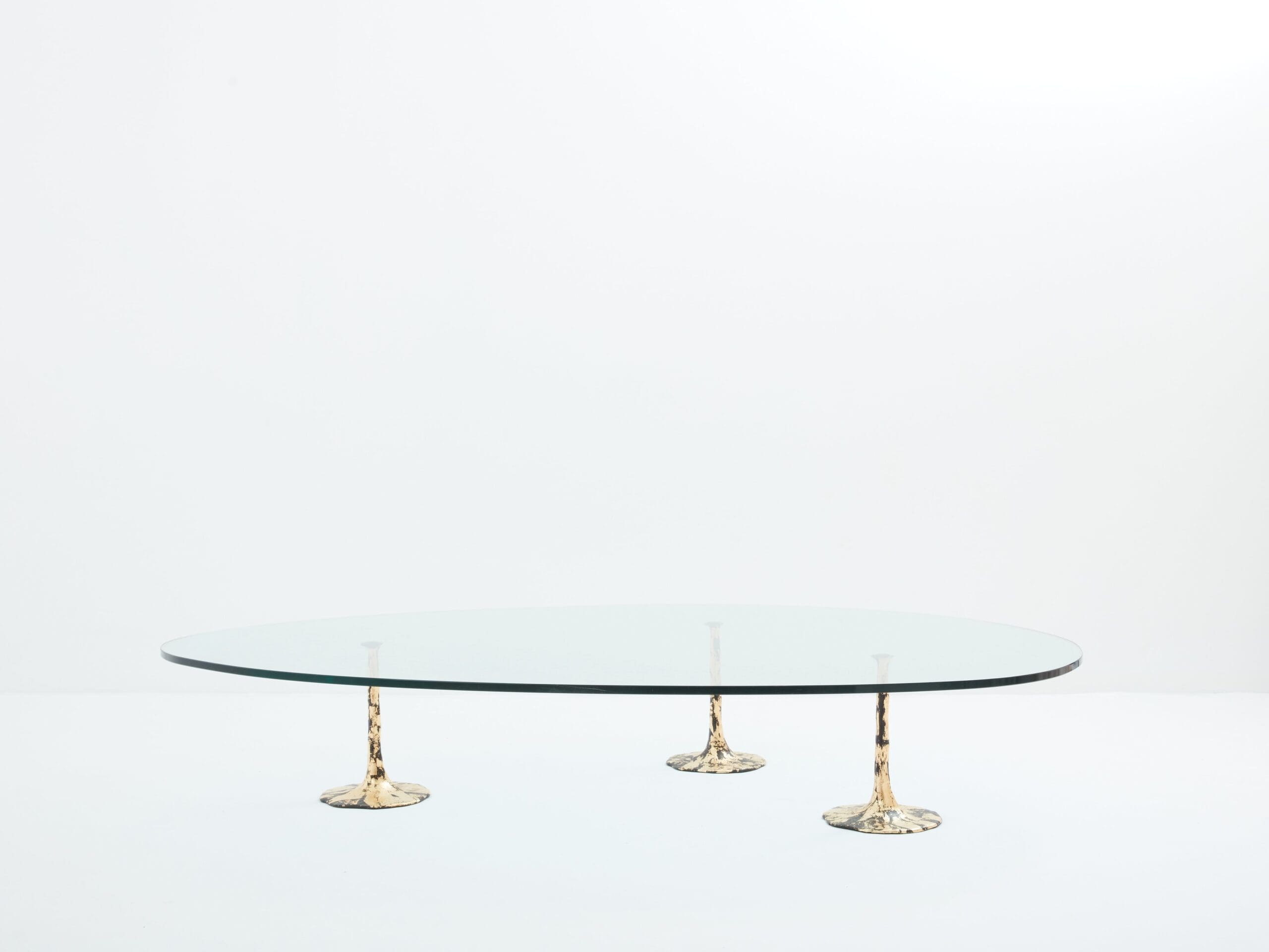 Grande table basse brutaliste en fer forgé doré et verre forme libre, 1970