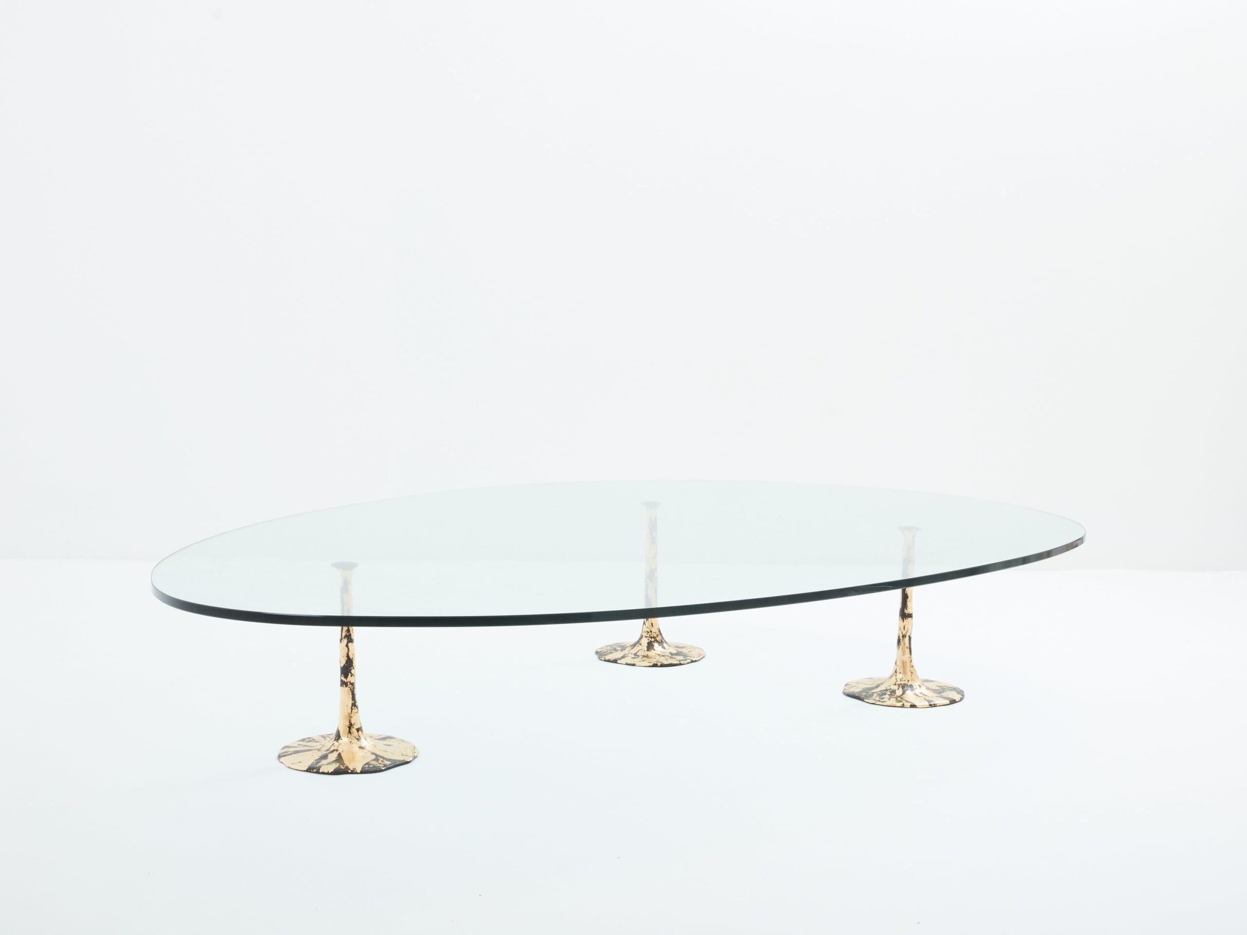 Grande table basse brutaliste en fer forgé doré et verre forme libre, 1970