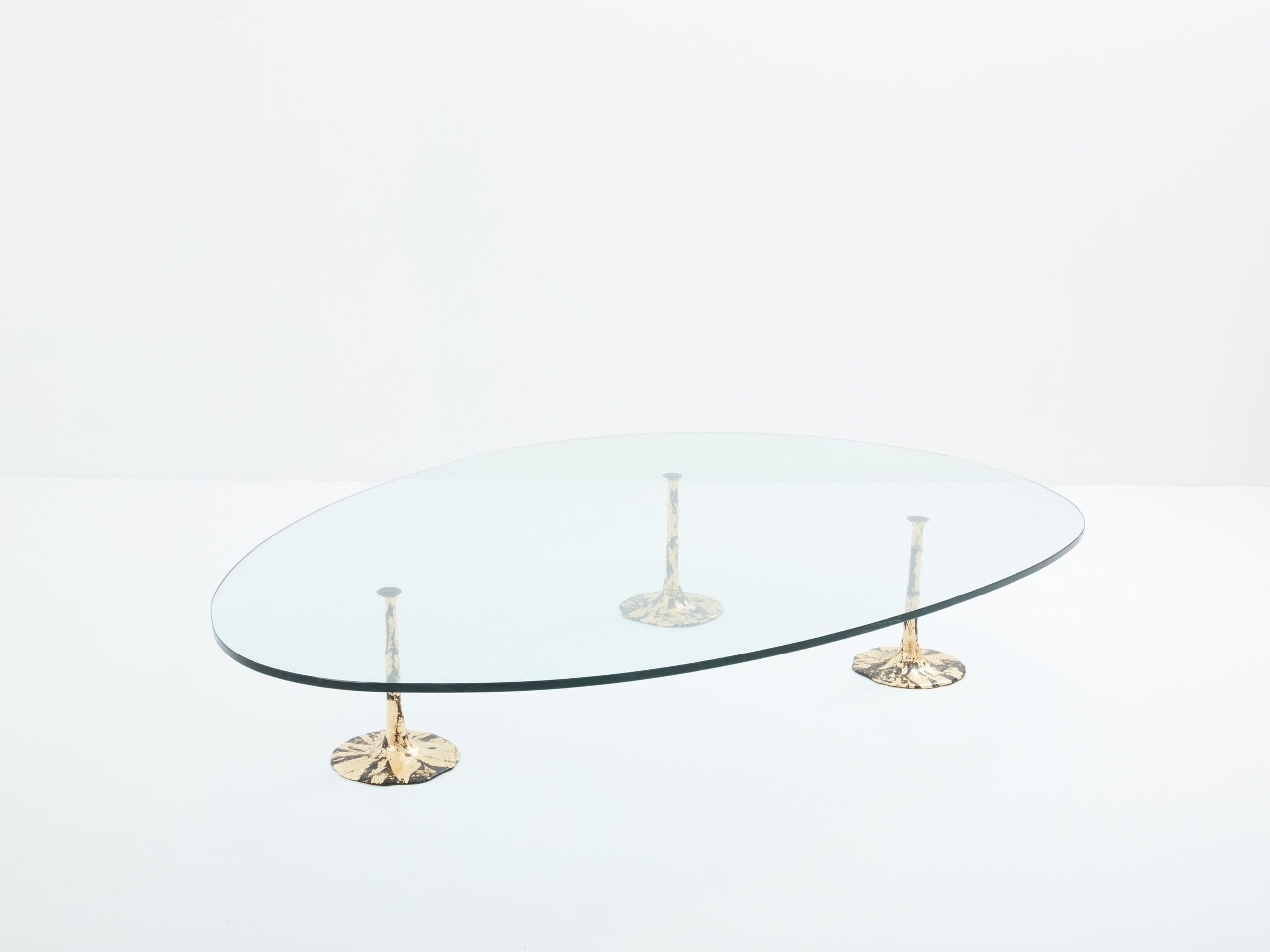Grande table basse brutaliste en fer forgé doré et verre forme libre, 1970