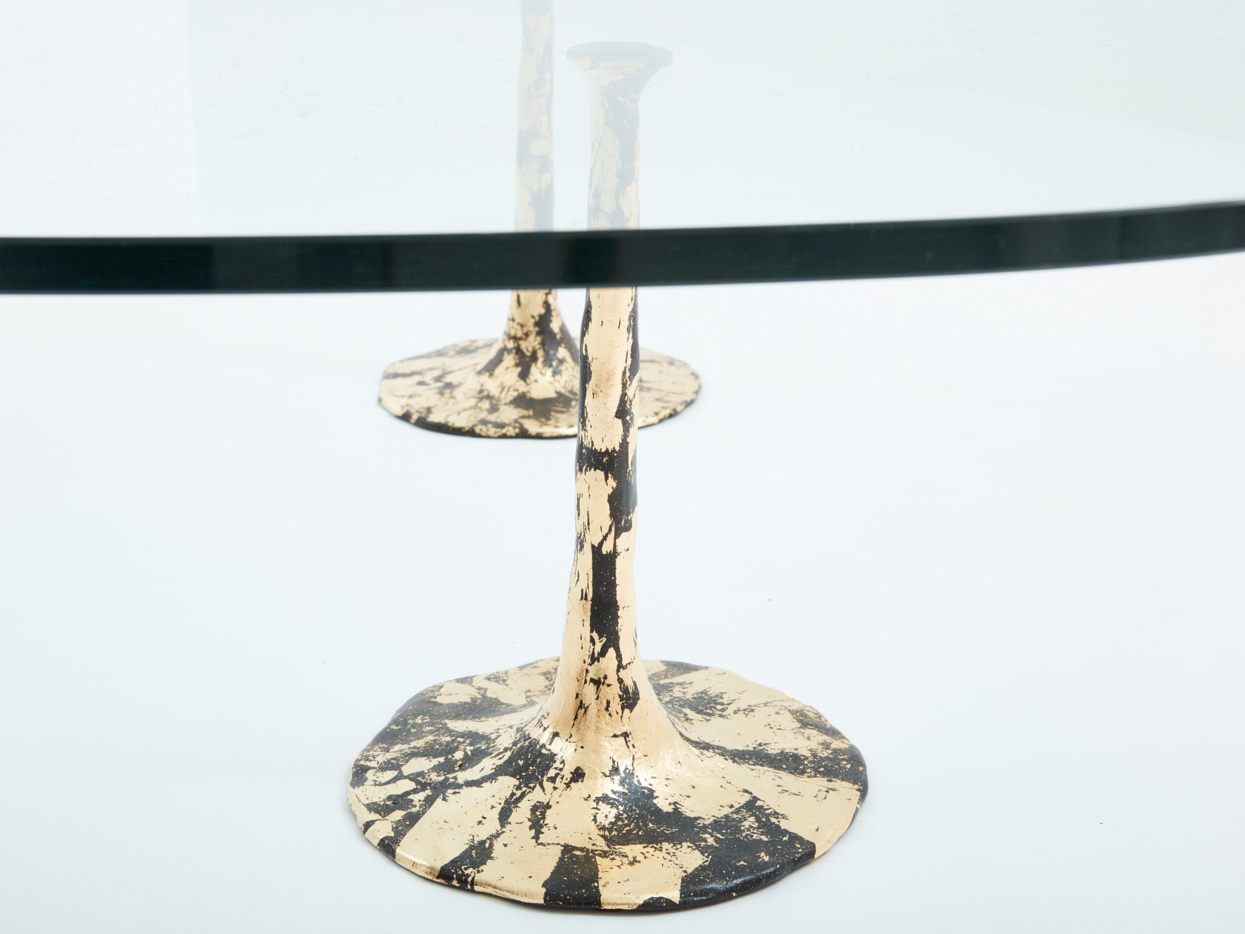 Grande table basse brutaliste en fer forgé doré et verre forme libre, 1970