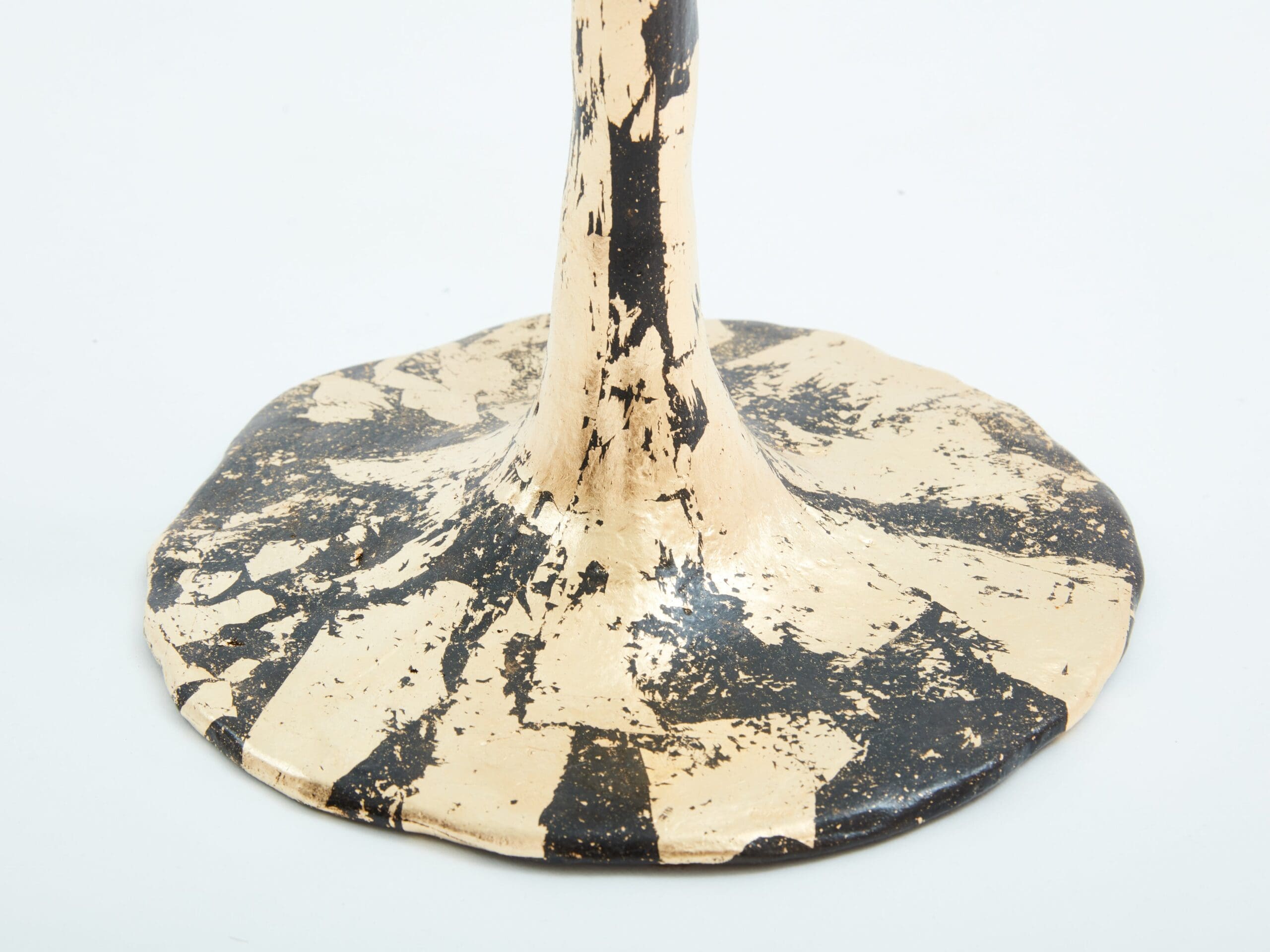 Grande table basse brutaliste en fer forgé doré et verre forme libre, 1970