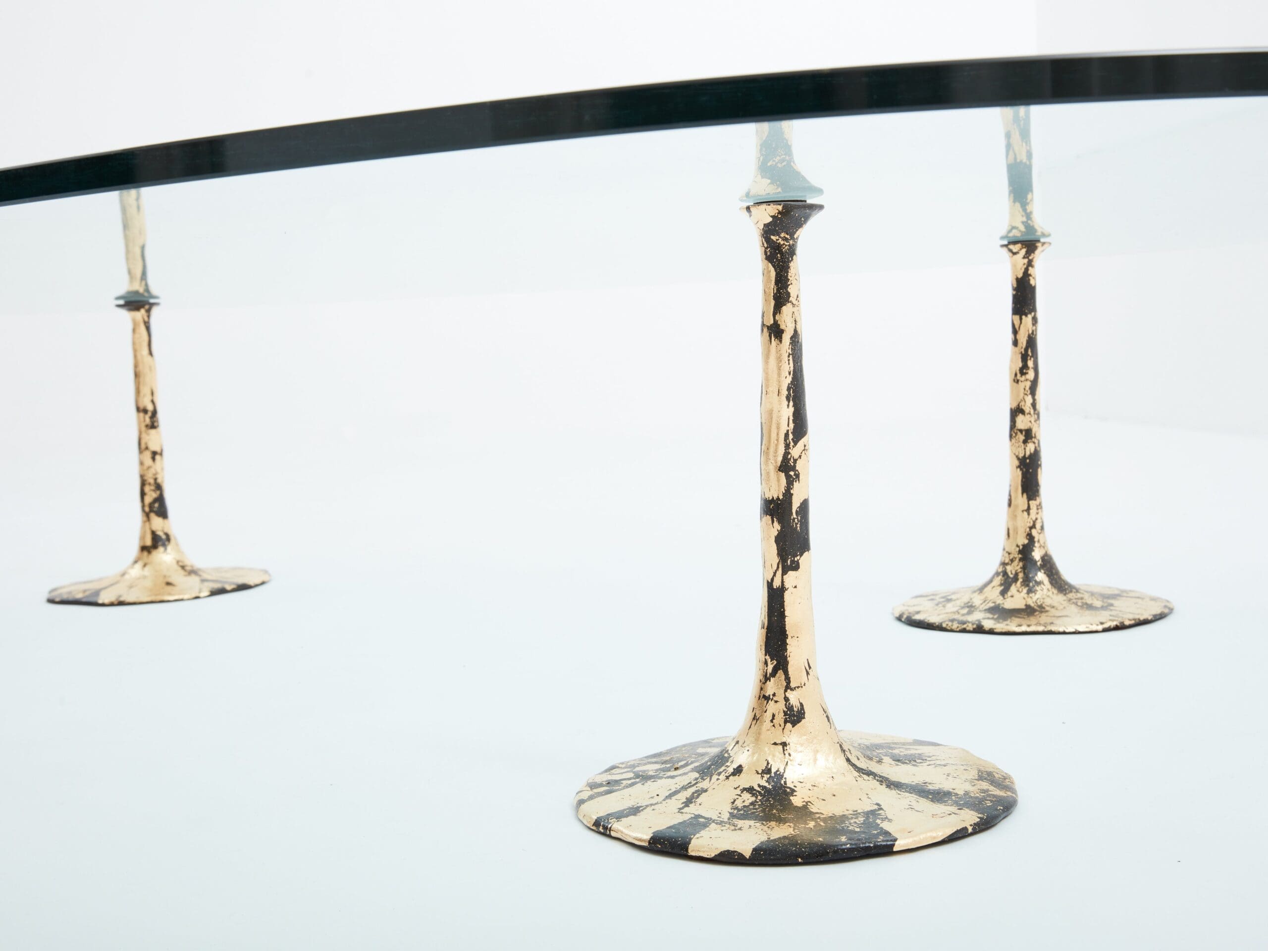 Grande table basse brutaliste en fer forgé doré et verre forme libre, 1970