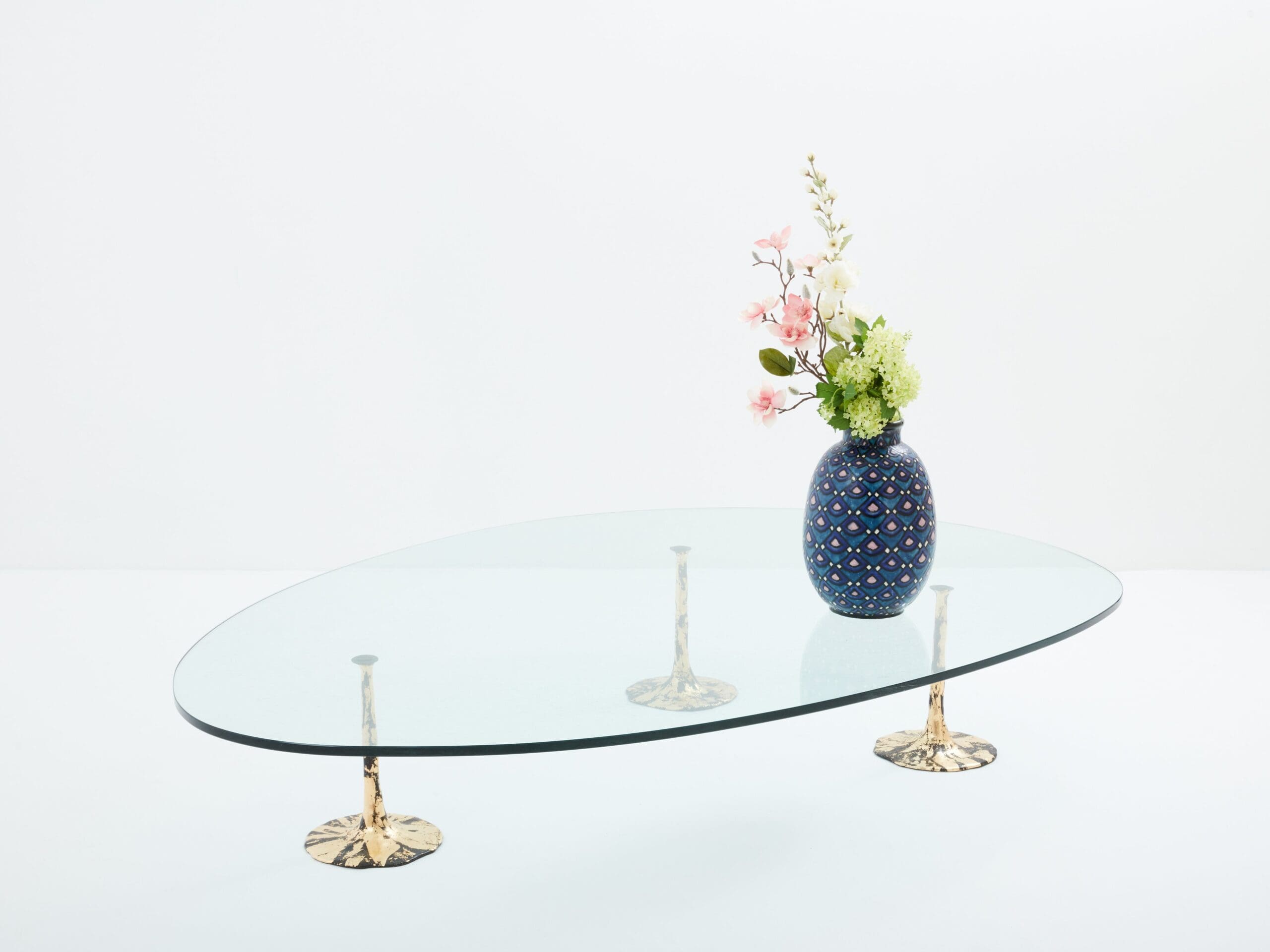 Grande table basse brutaliste en fer forgé doré et verre forme libre, 1970