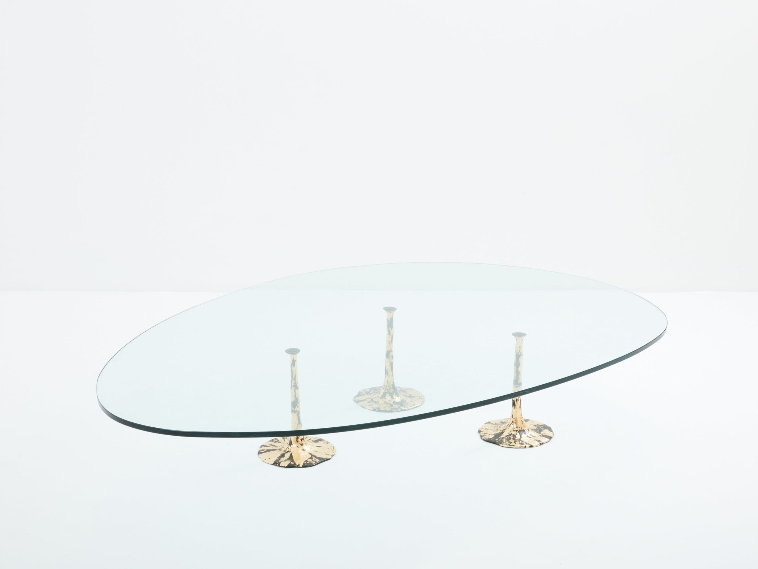 Grande table basse brutaliste en fer forgé doré et verre forme libre, 1970