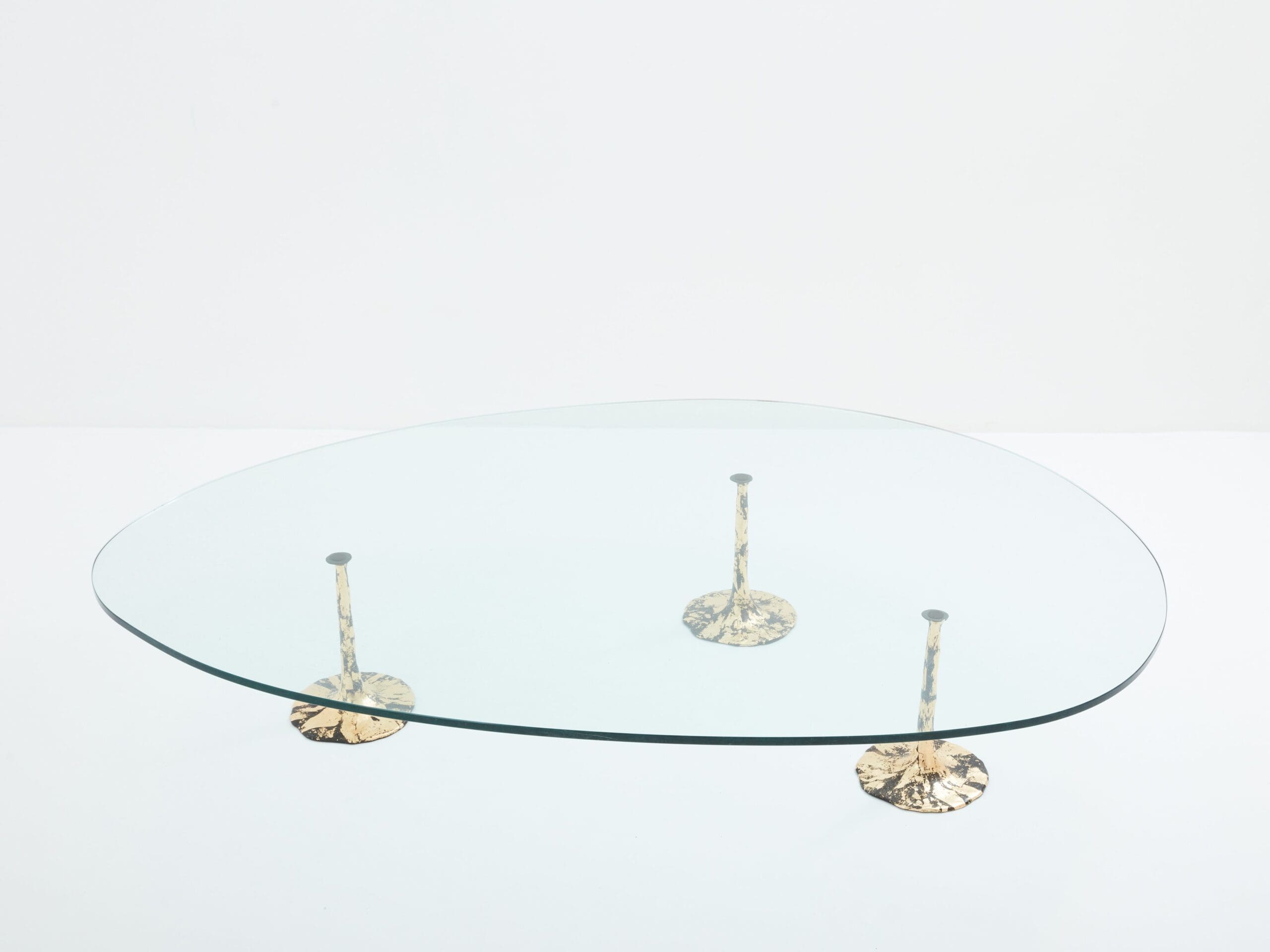 Grande table basse brutaliste en fer forgé doré et verre forme libre, 1970