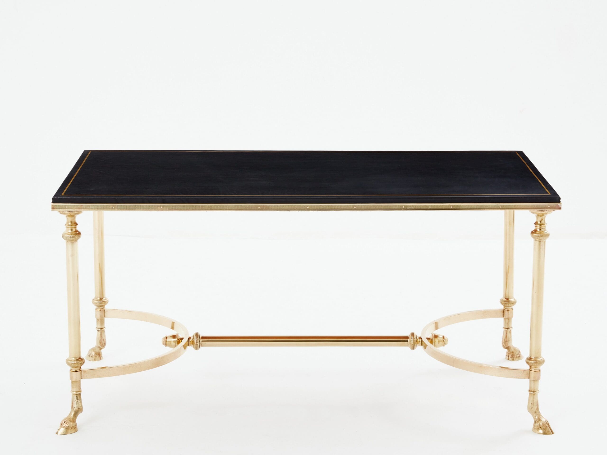 Table basse néoclassique Maison Charles en laiton et cuir noir des années 1970