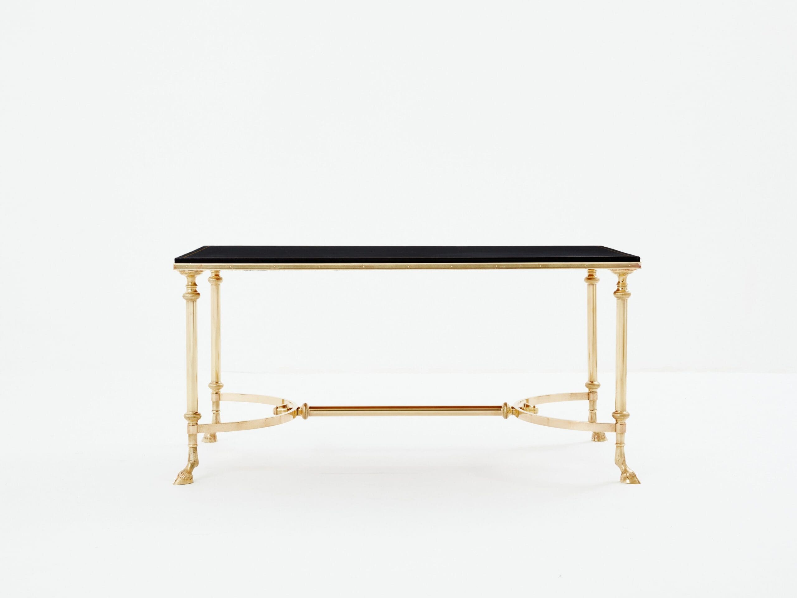 Table basse néoclassique Maison Charles en laiton et cuir noir des années 1970