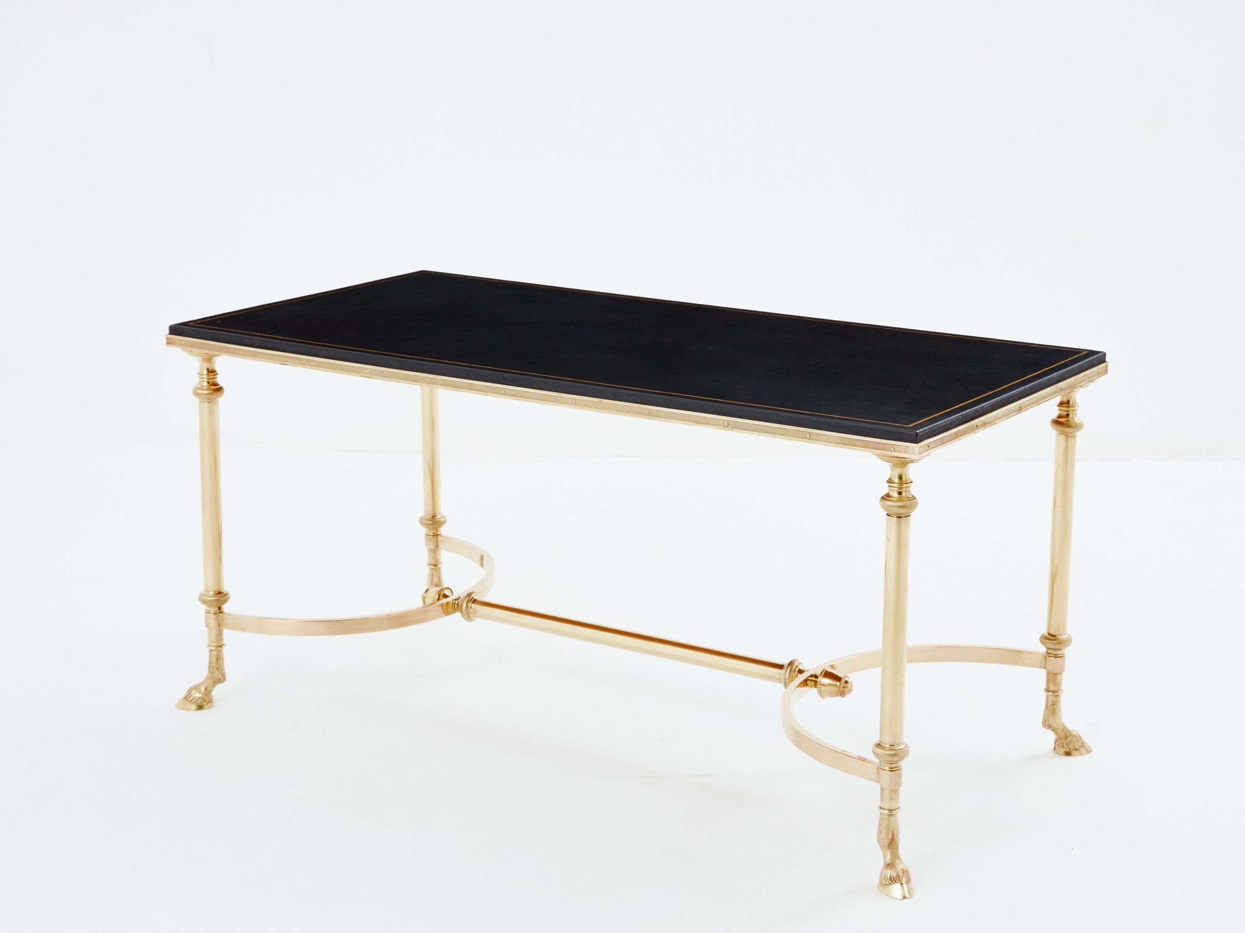 Table basse néoclassique Maison Charles en laiton et cuir noir des années 1970