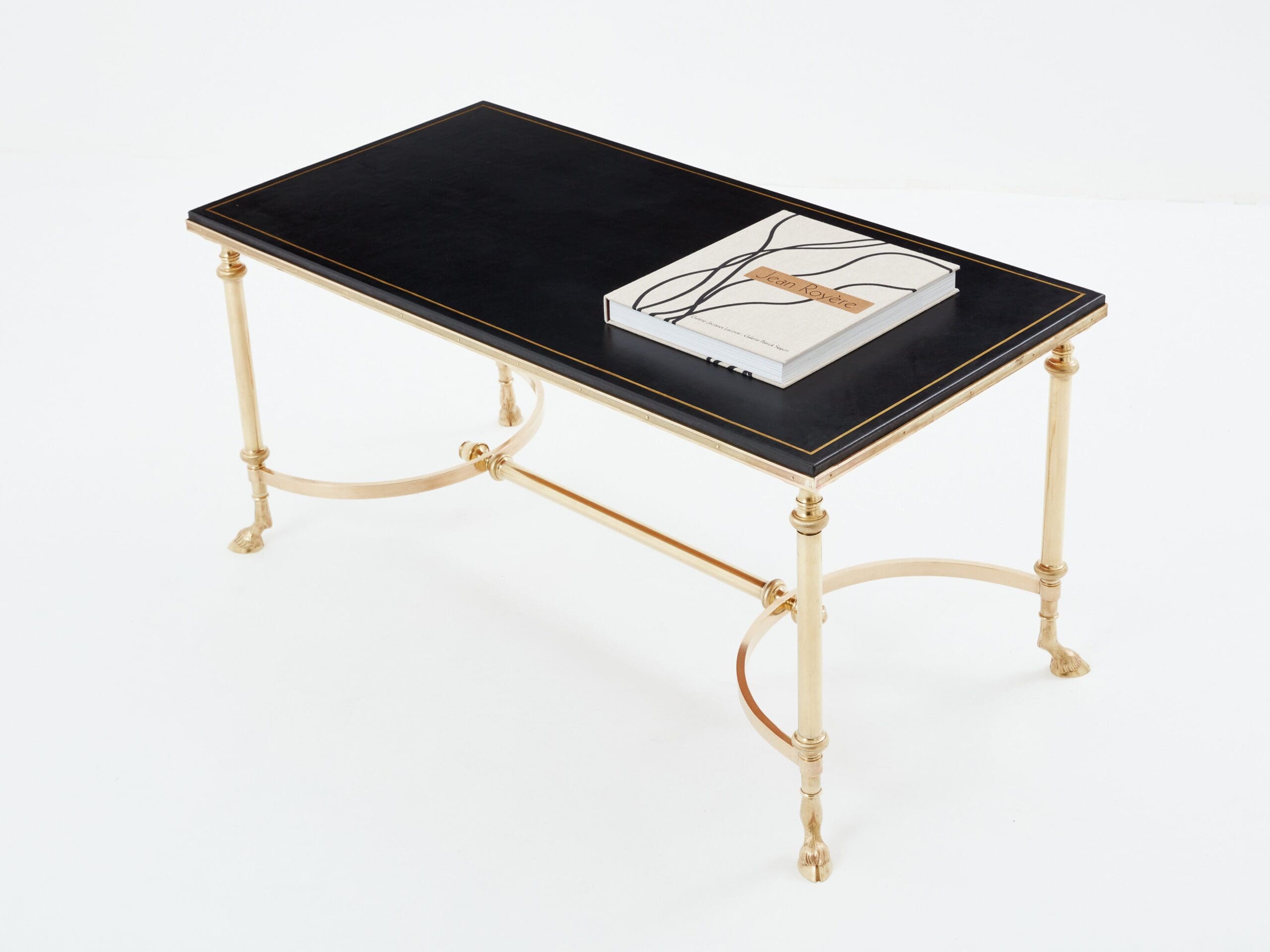 Table basse néoclassique Maison Charles en laiton et cuir noir des années 1970