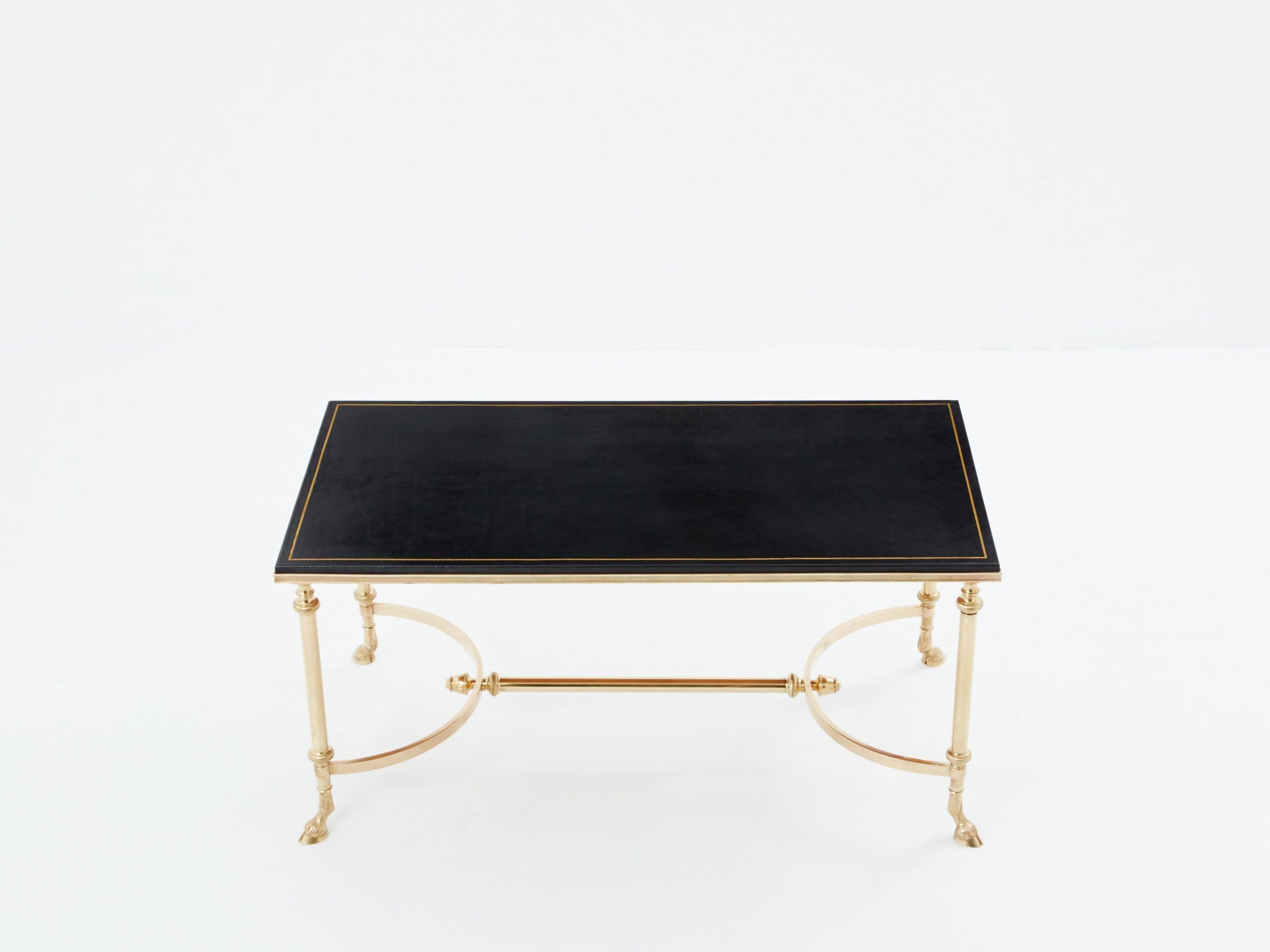 Table basse néoclassique Maison Charles en laiton et cuir noir des années 1970