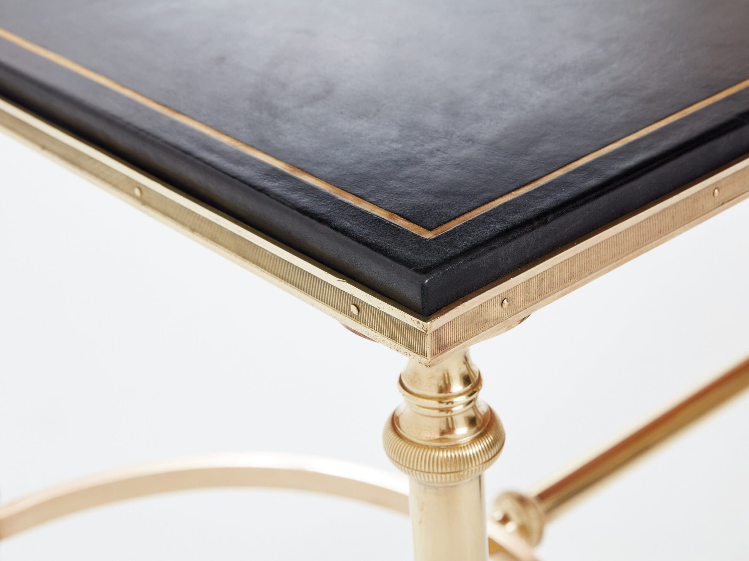 Table basse néoclassique Maison Charles en laiton et cuir noir des années 1970