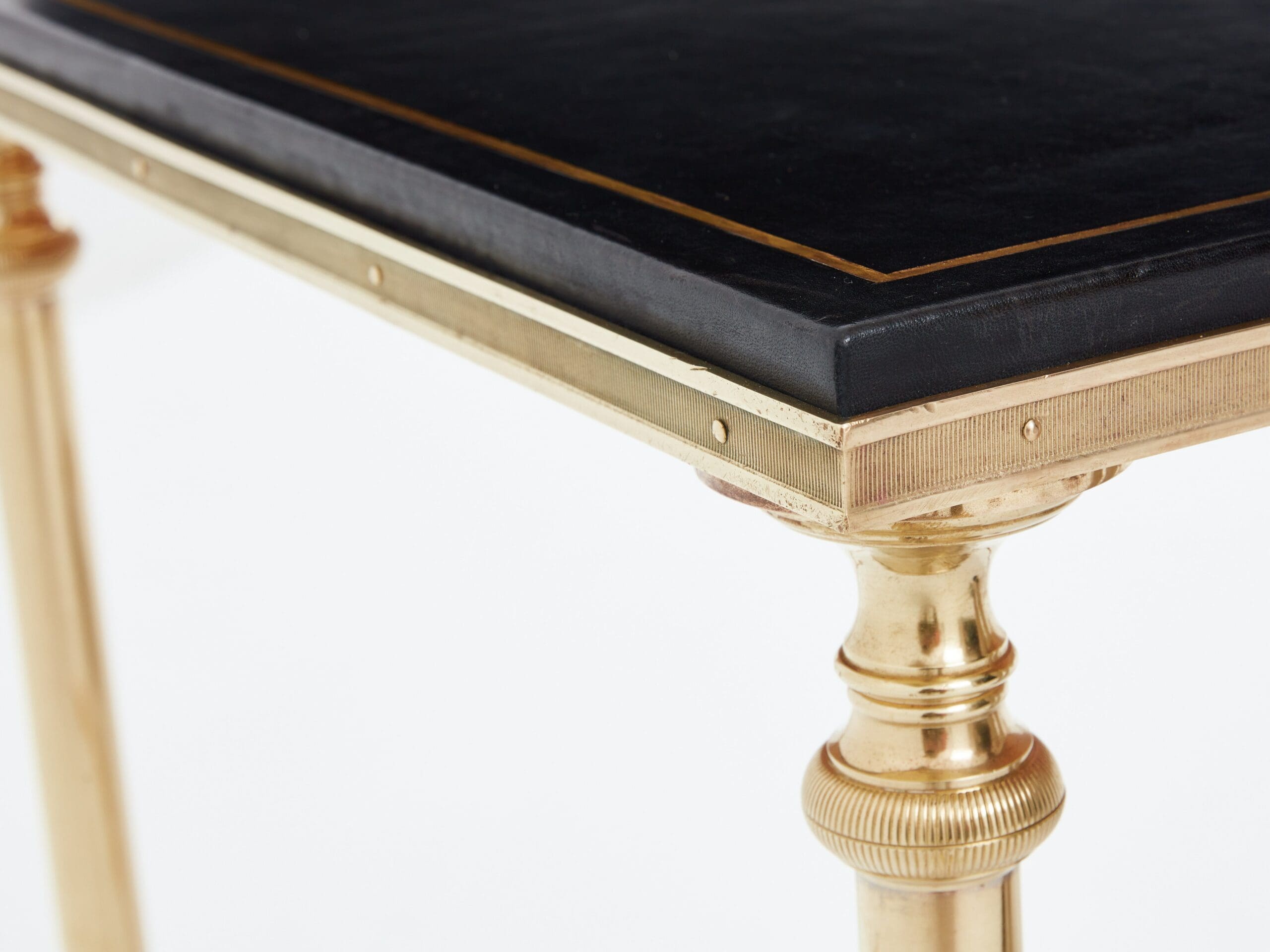 Table basse néoclassique Maison Charles en laiton et cuir noir des années 1970