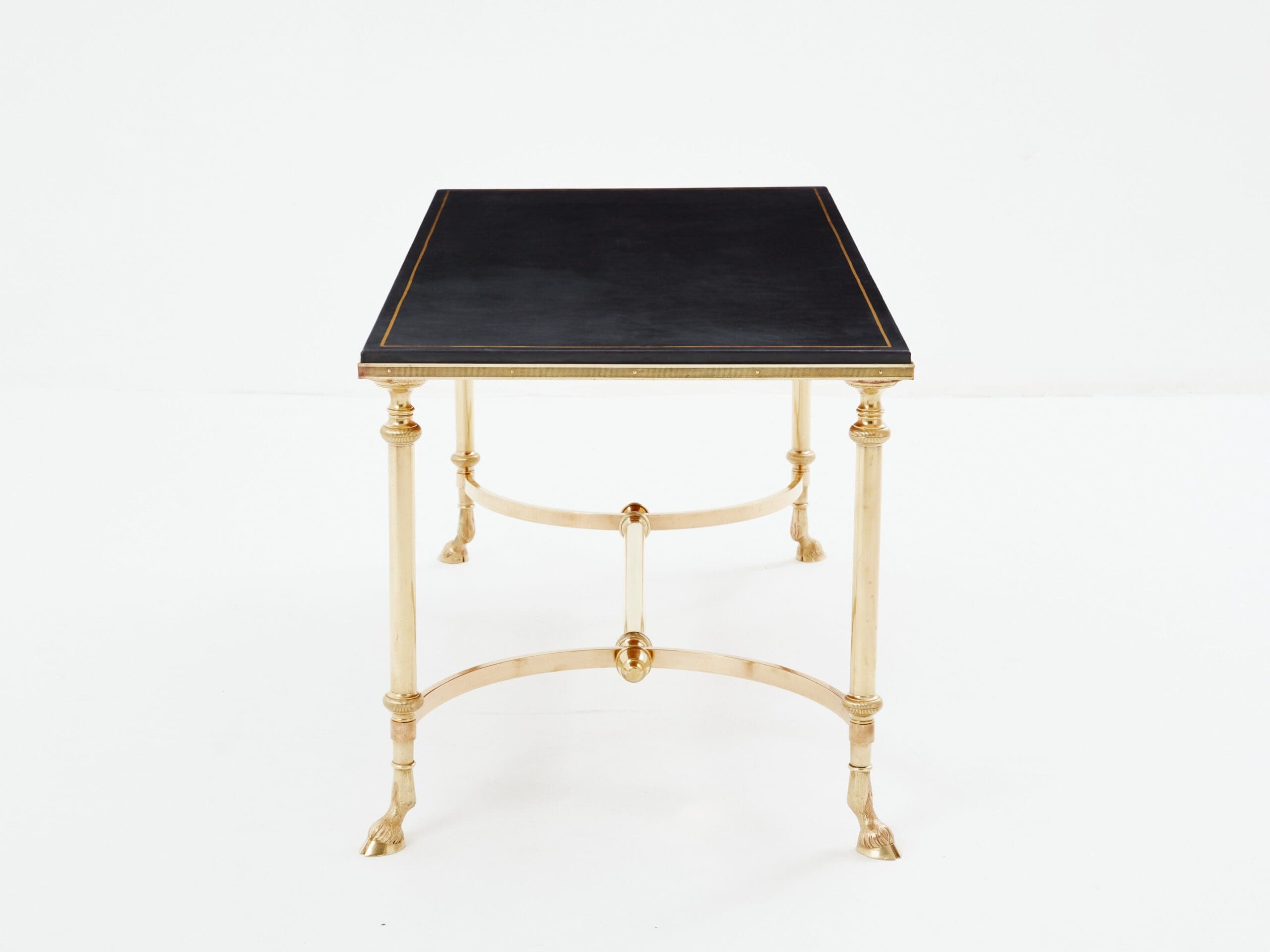 Table basse néoclassique Maison Charles en laiton et cuir noir des années 1970