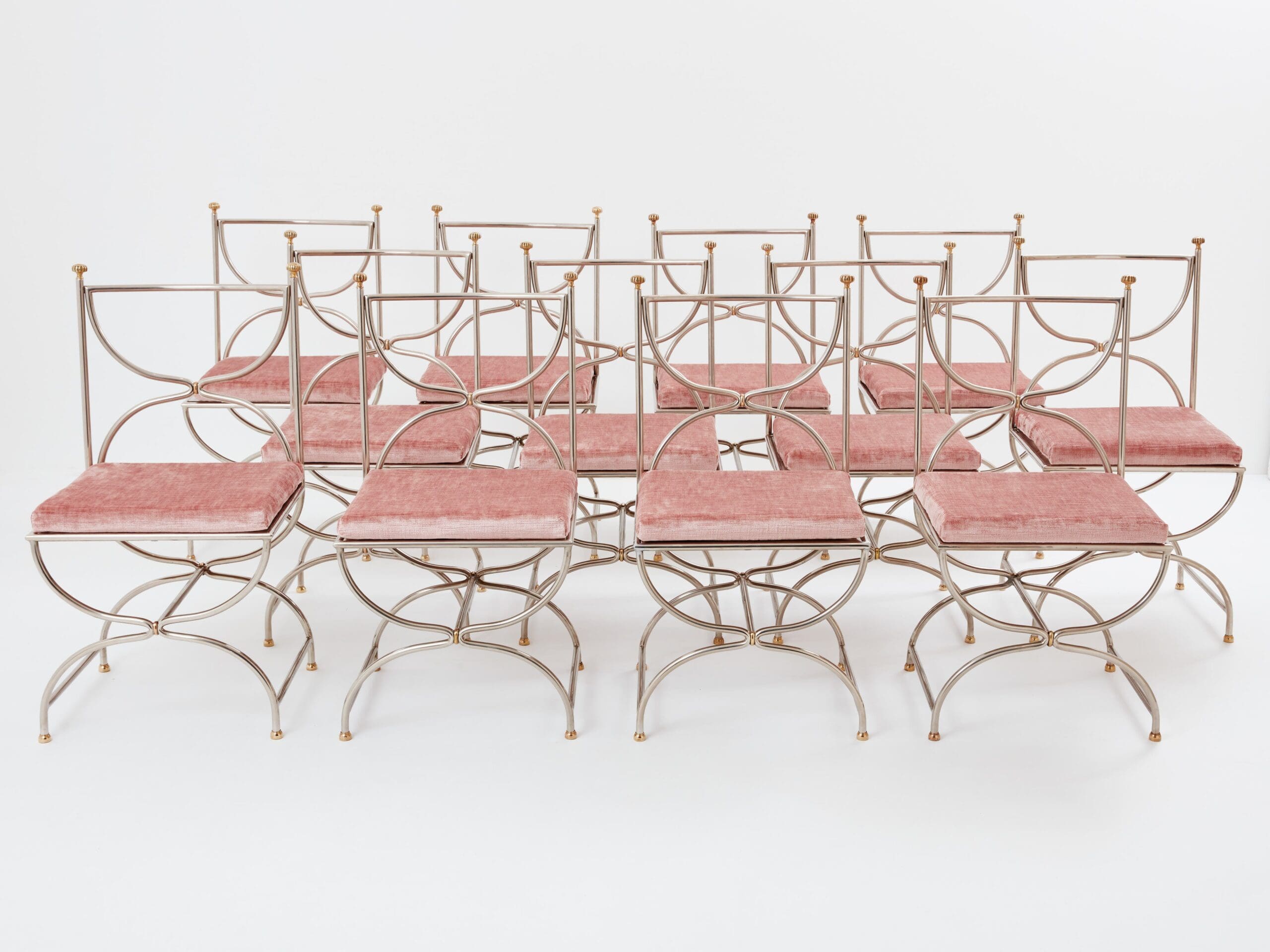 Ensemble de 12 chaises curule Maison Jansen, acier et laiton, années 1960