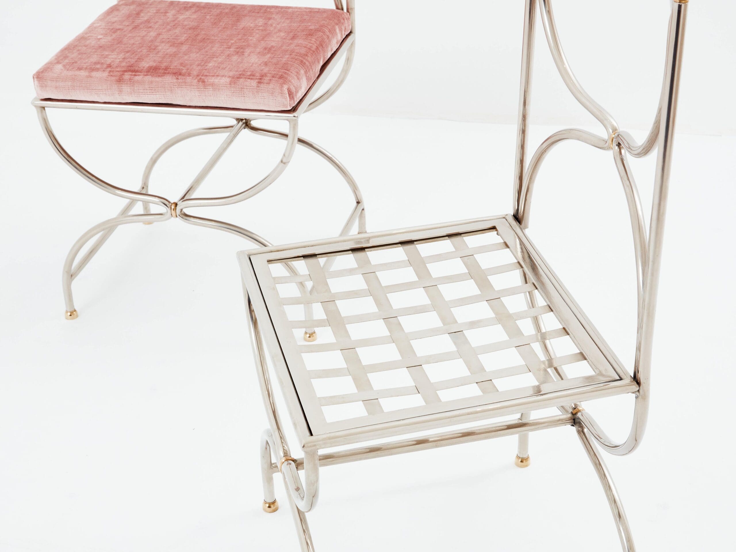 Ensemble de 12 chaises curule Maison Jansen, acier et laiton, années 1960