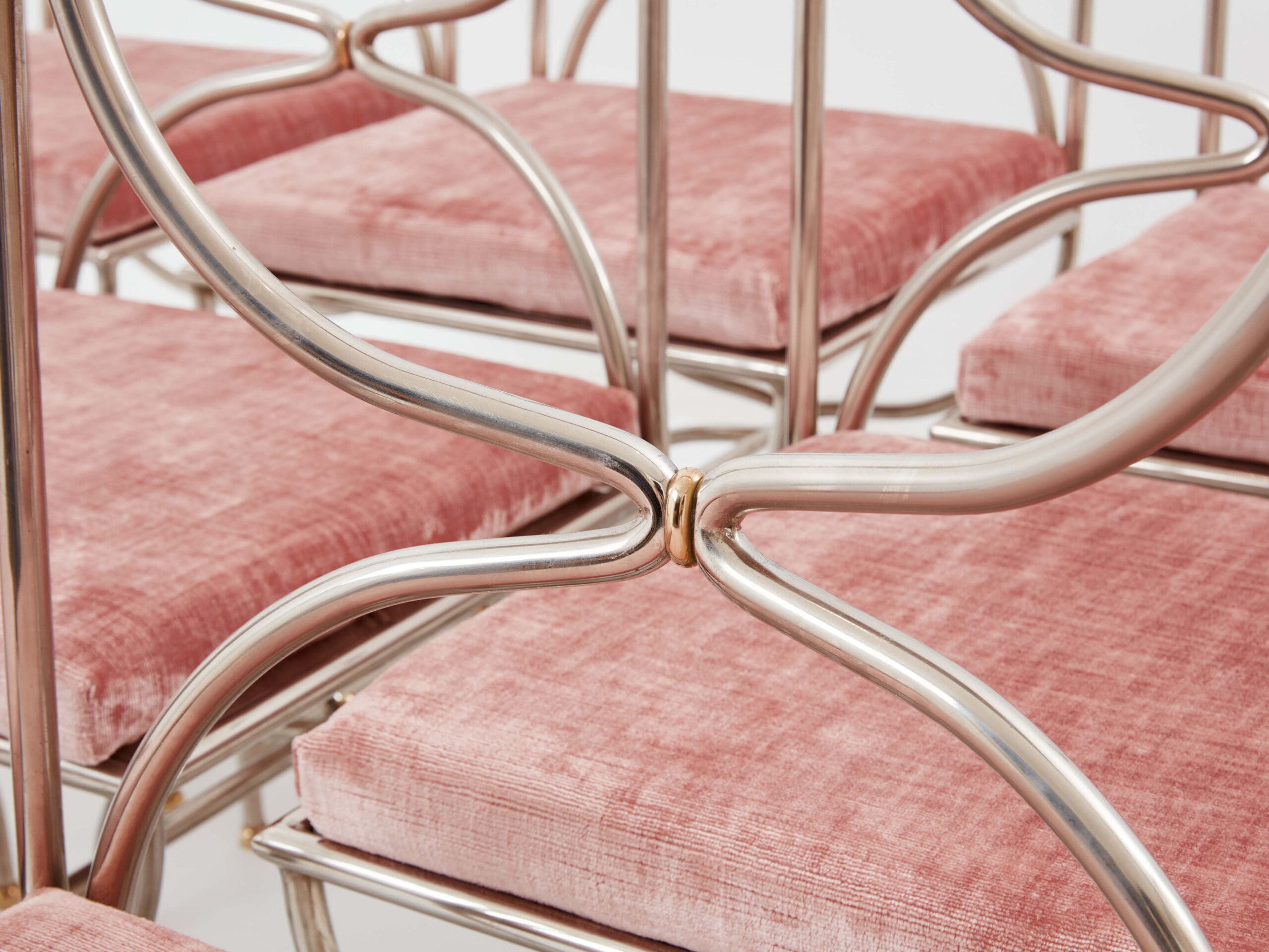 Ensemble de 12 chaises curule Maison Jansen, acier et laiton, années 1960
