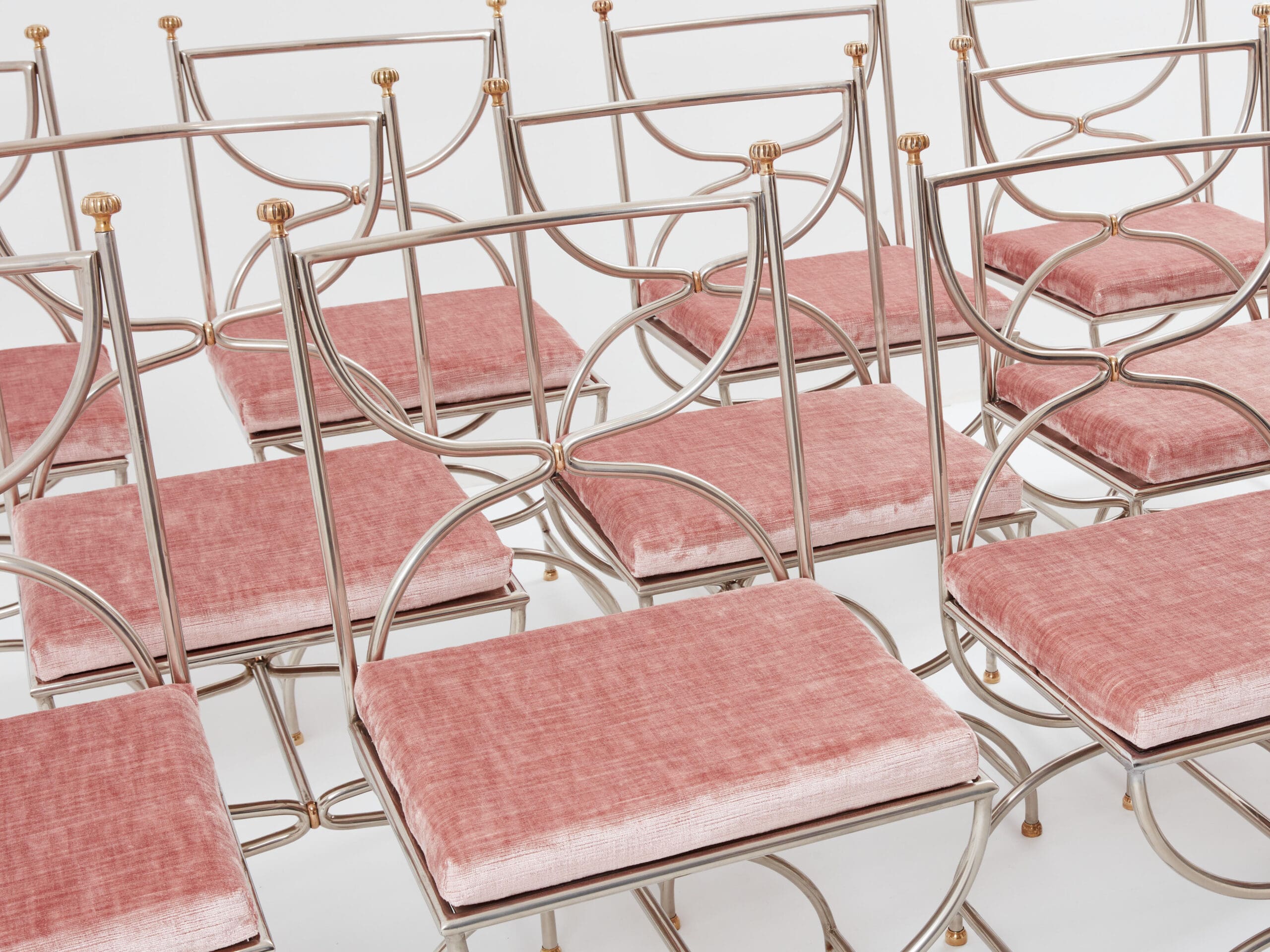 Ensemble de 12 chaises curule Maison Jansen, acier et laiton, années 1960