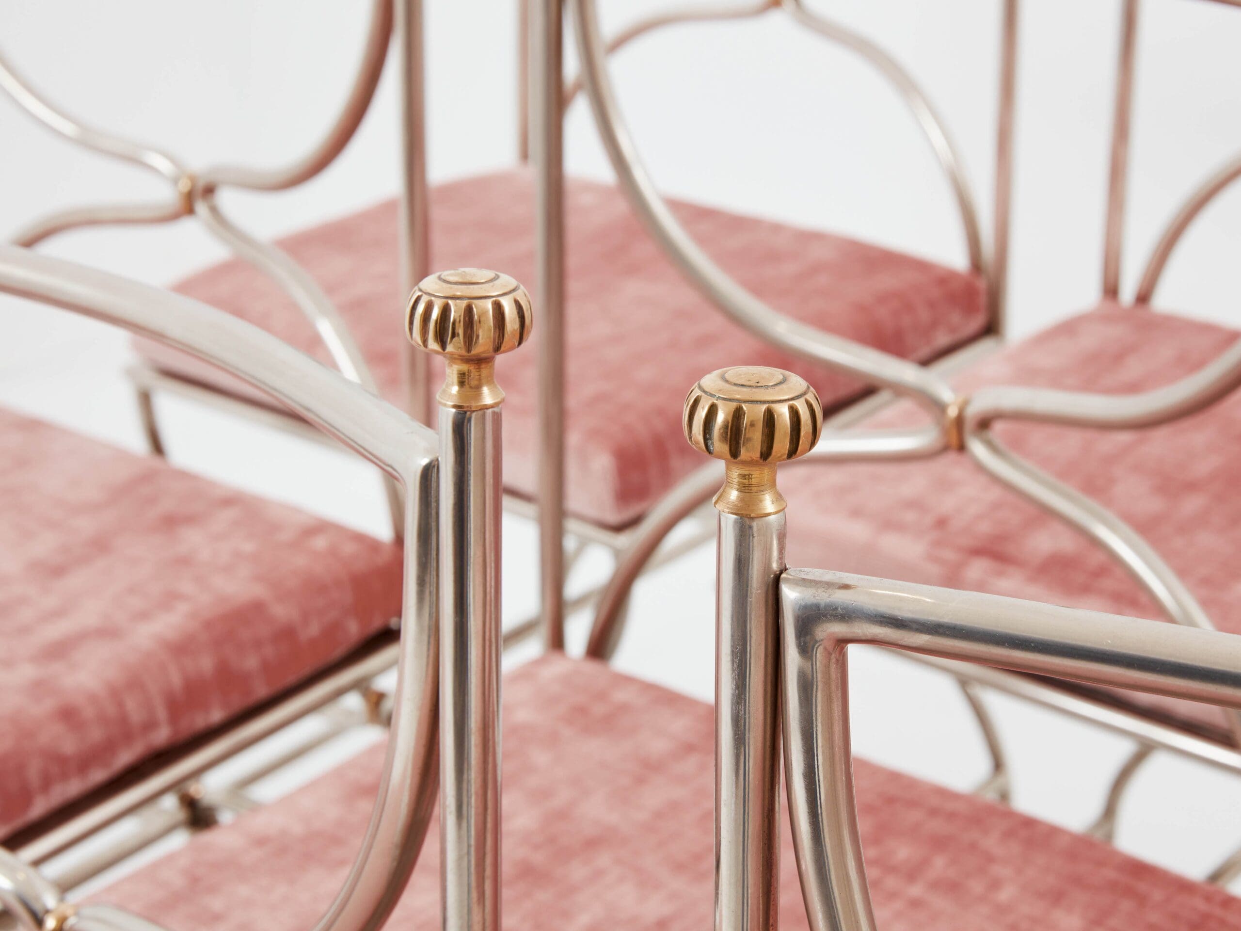 Ensemble de 12 chaises curule Maison Jansen, acier et laiton, années 1960