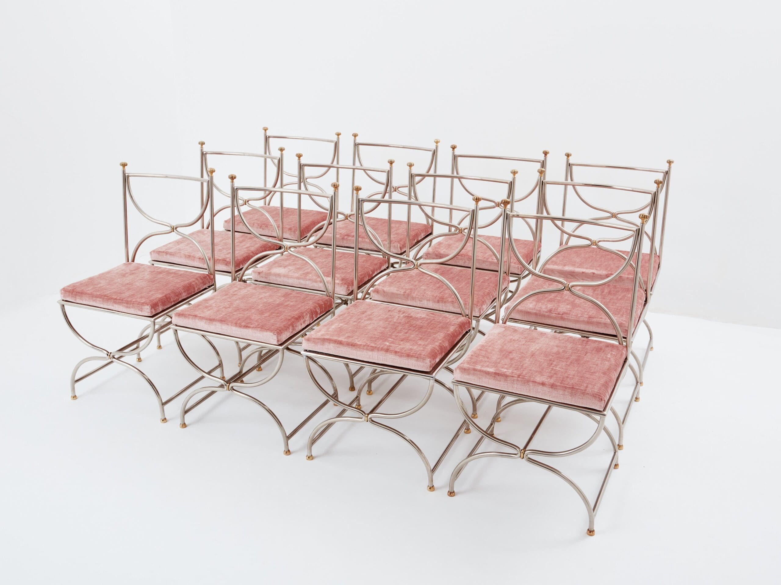 Ensemble de 12 chaises curule Maison Jansen, acier et laiton, années 1960