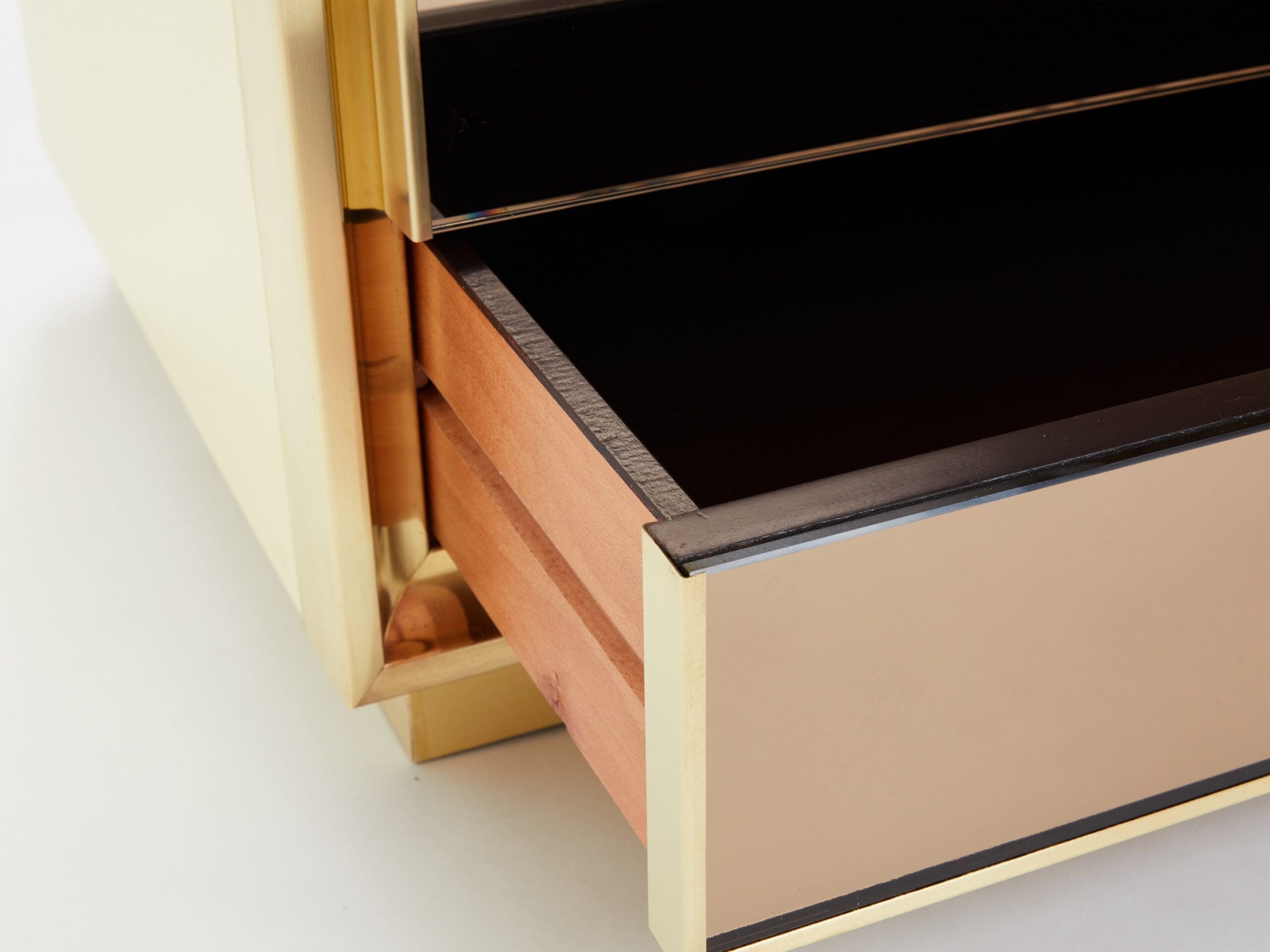 Commode en Laque Crème et Laiton par Maison Jansen, Années 1970
