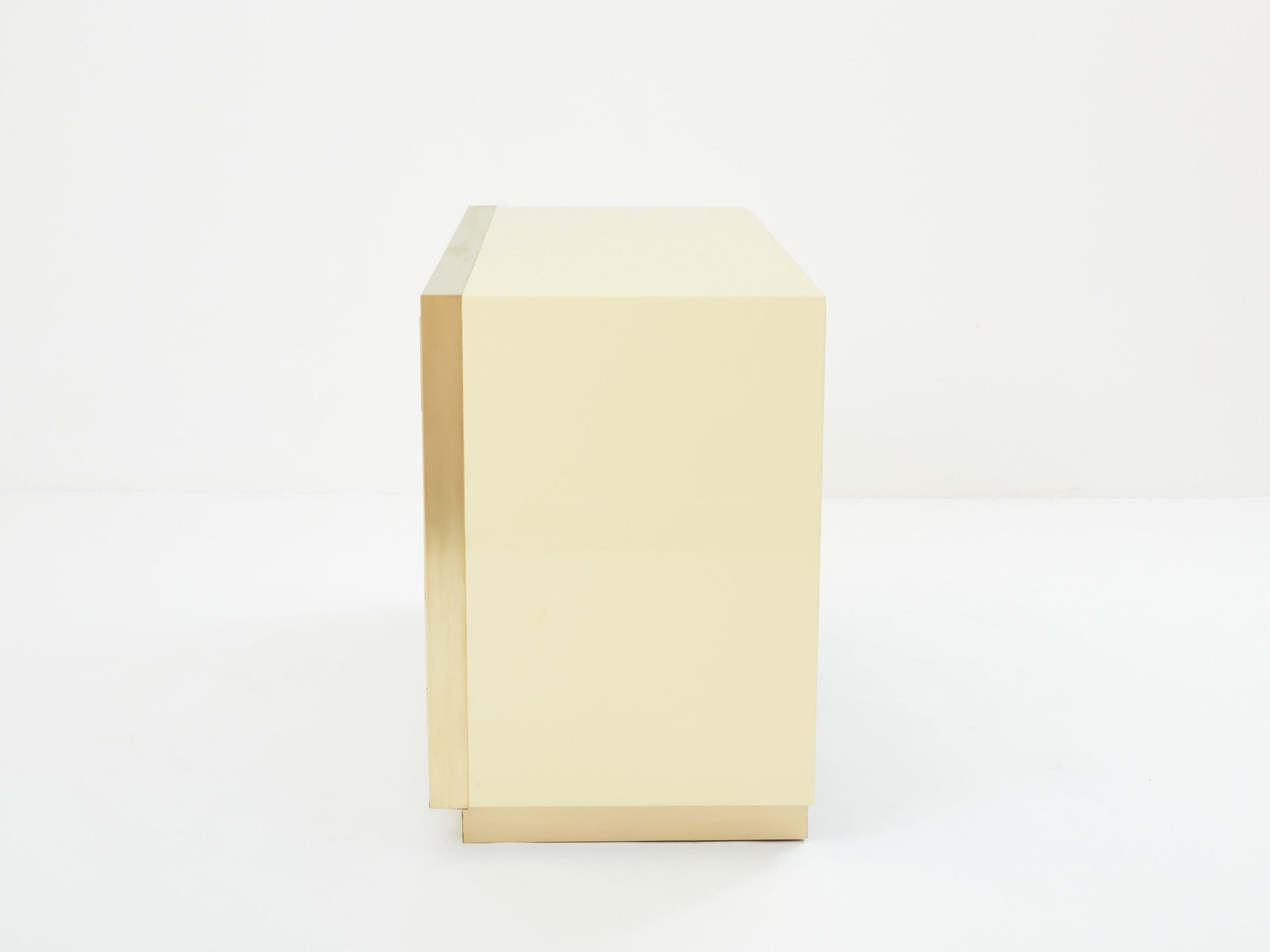 Commode en Laque Crème et Laiton par Maison Jansen, Années 1970