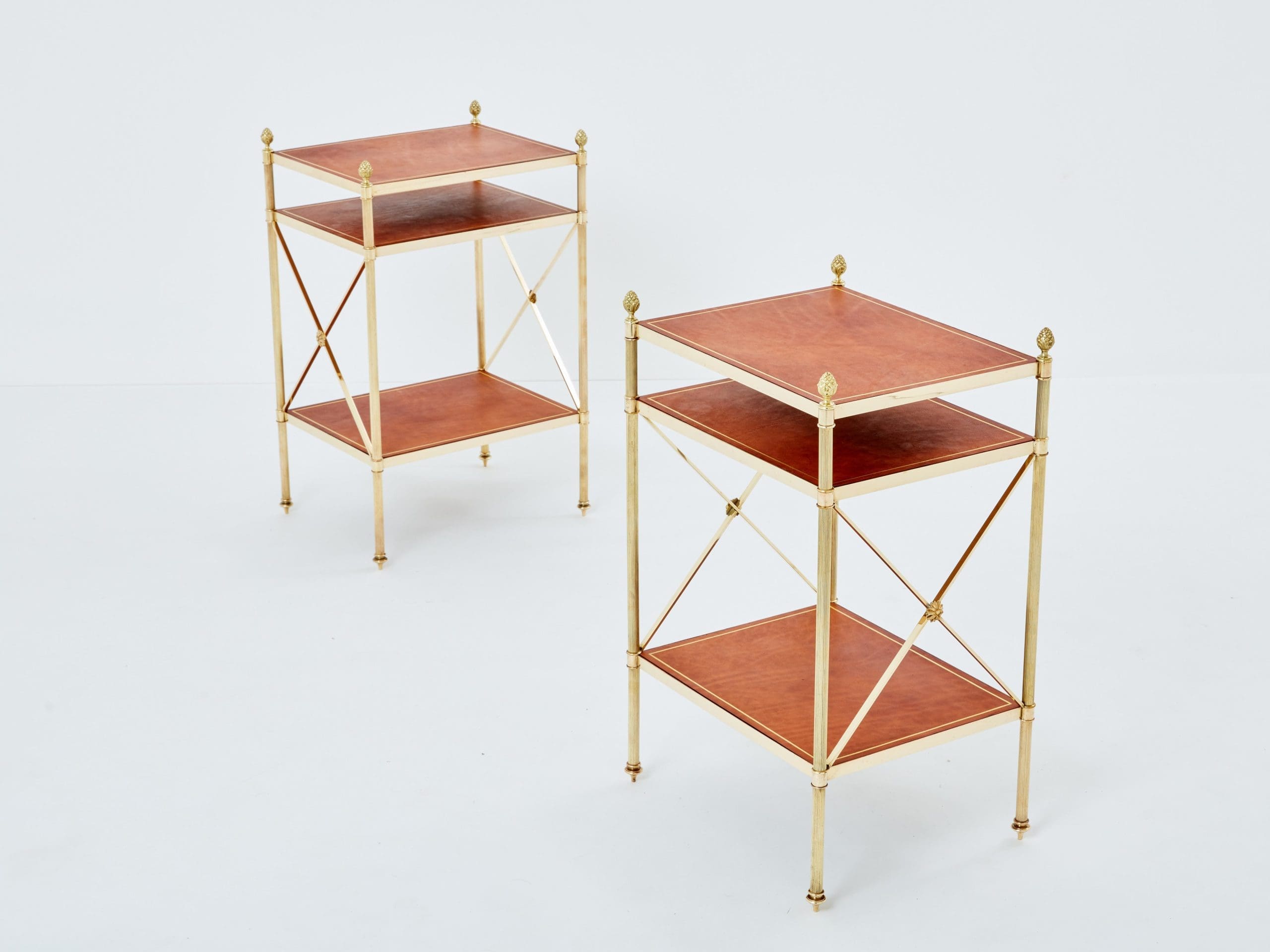 Paire de tables d’appoint à trois niveaux par Maison Jansen, laiton et cuir marron, années 1970