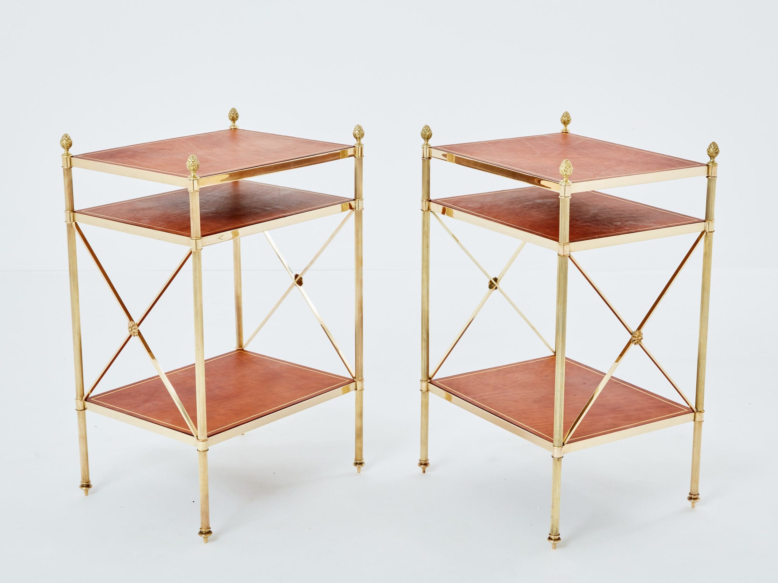 Paire de tables d’appoint à trois niveaux par Maison Jansen, laiton et cuir marron, années 1970