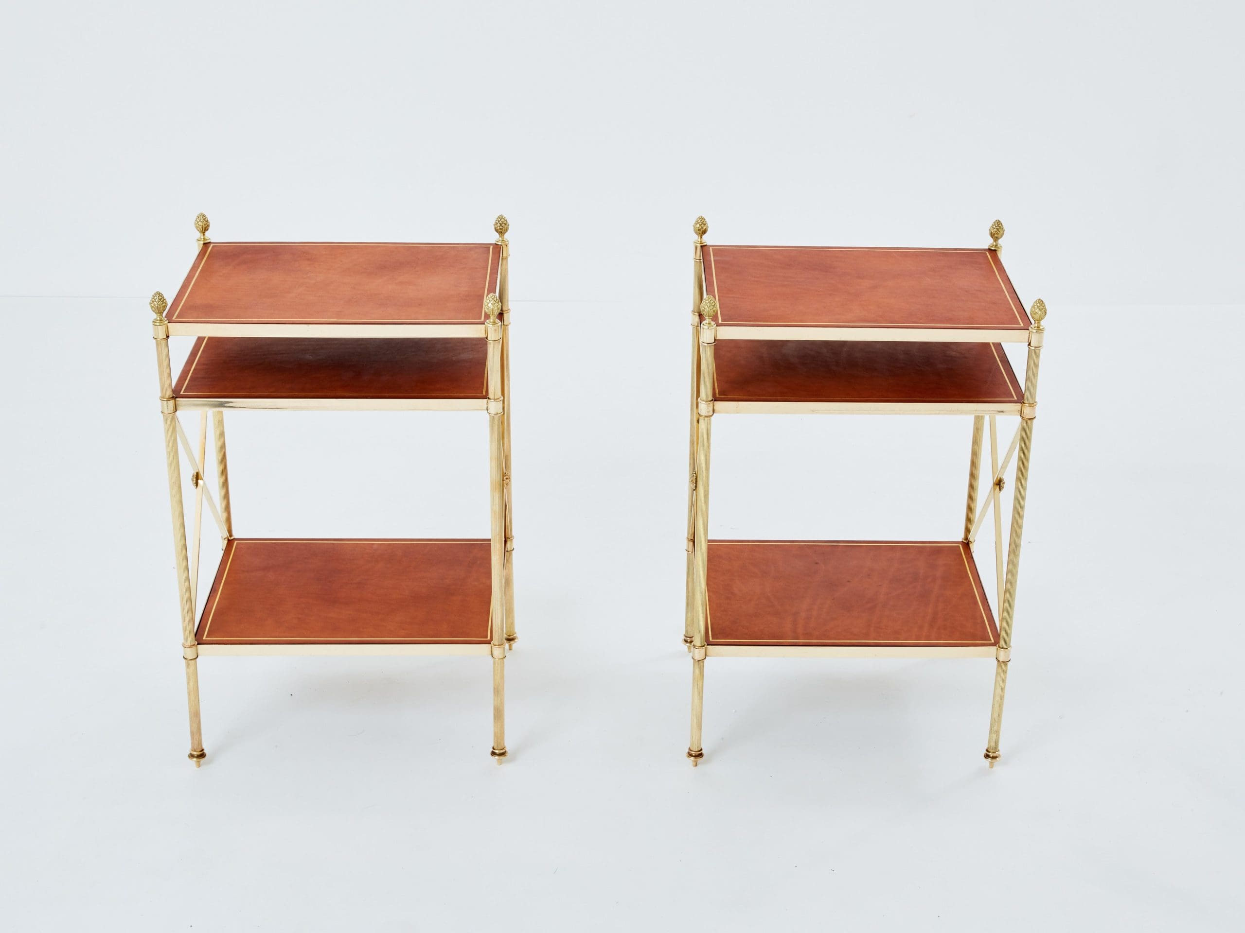 Paire de tables d’appoint à trois niveaux par Maison Jansen, laiton et cuir marron, années 1970
