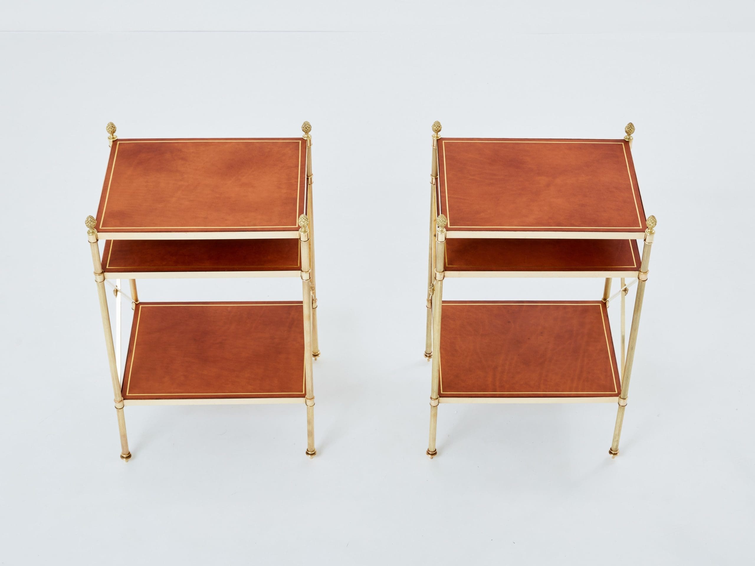 Paire de tables d’appoint à trois niveaux par Maison Jansen, laiton et cuir marron, années 1970