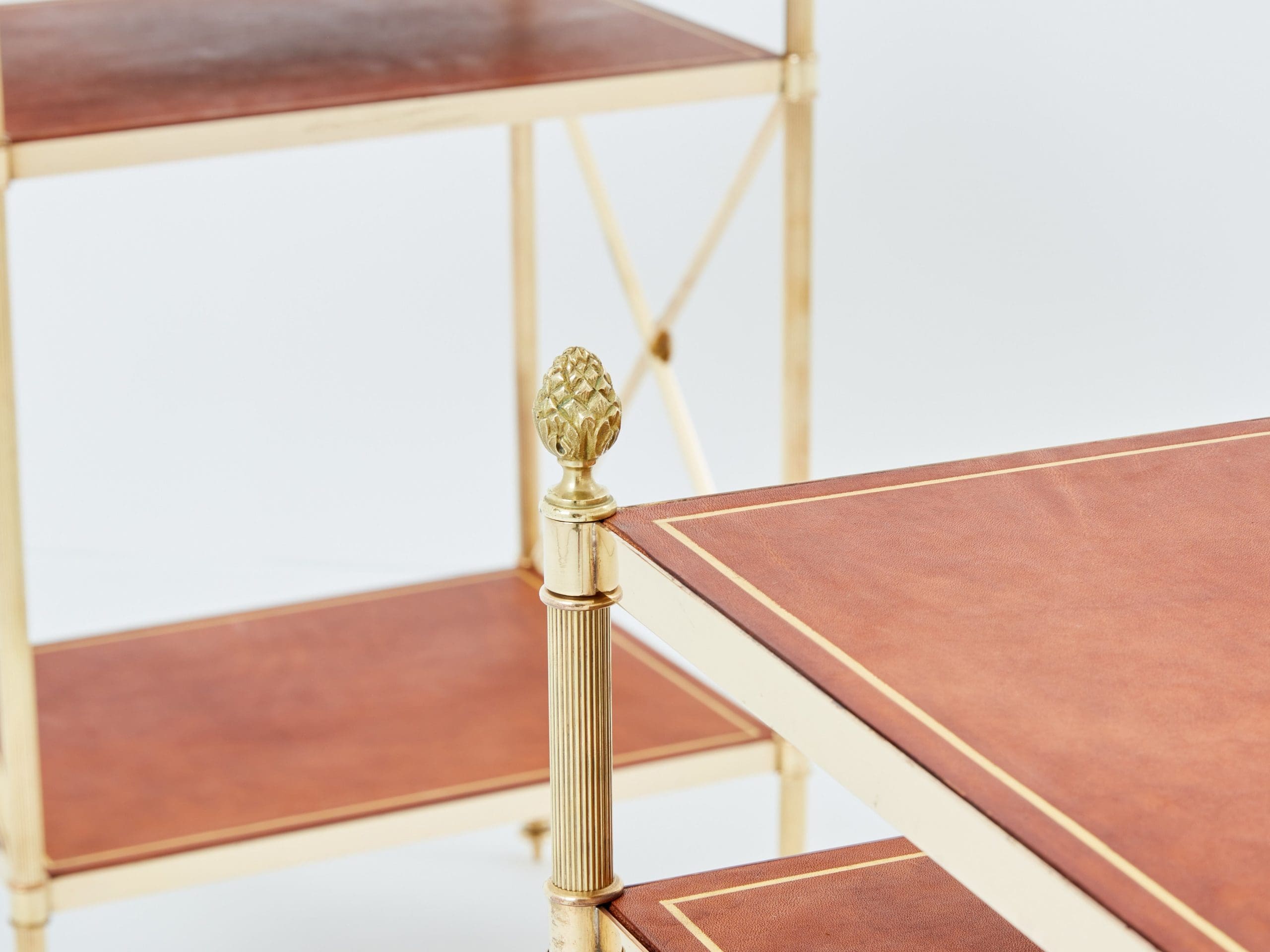 Paire de tables d’appoint à trois niveaux par Maison Jansen, laiton et cuir marron, années 1970