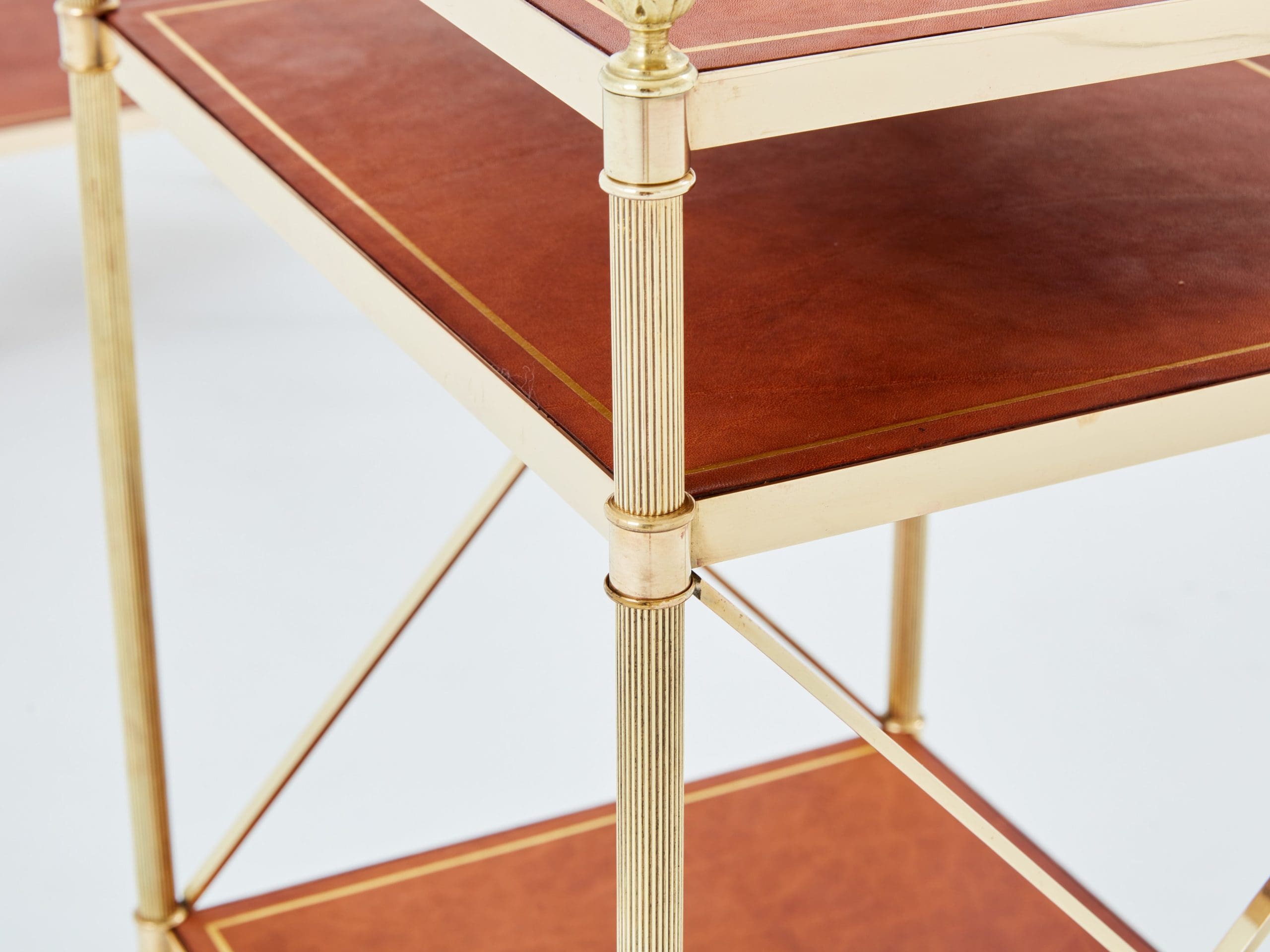 Paire de tables d’appoint à trois niveaux par Maison Jansen, laiton et cuir marron, années 1970