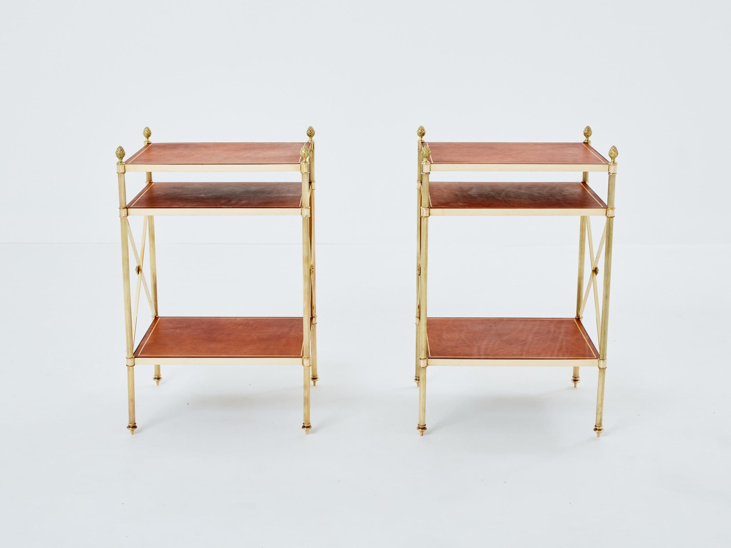 Paire de tables d’appoint à trois niveaux par Maison Jansen, laiton et cuir marron, années 1970