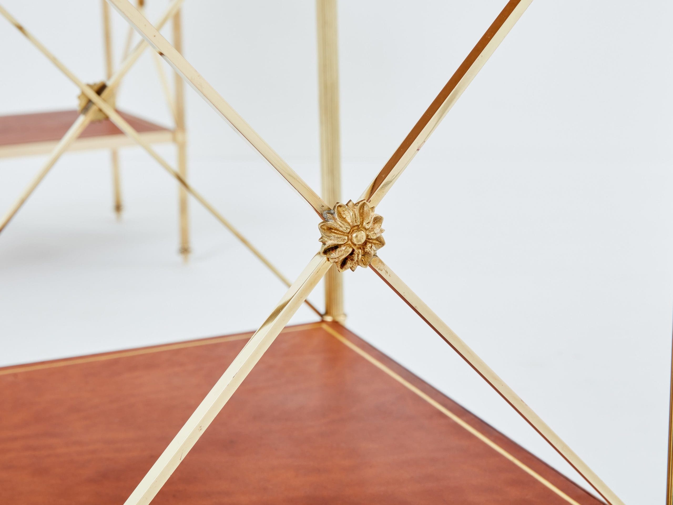 Paire de tables d’appoint à trois niveaux par Maison Jansen, laiton et cuir marron, années 1970