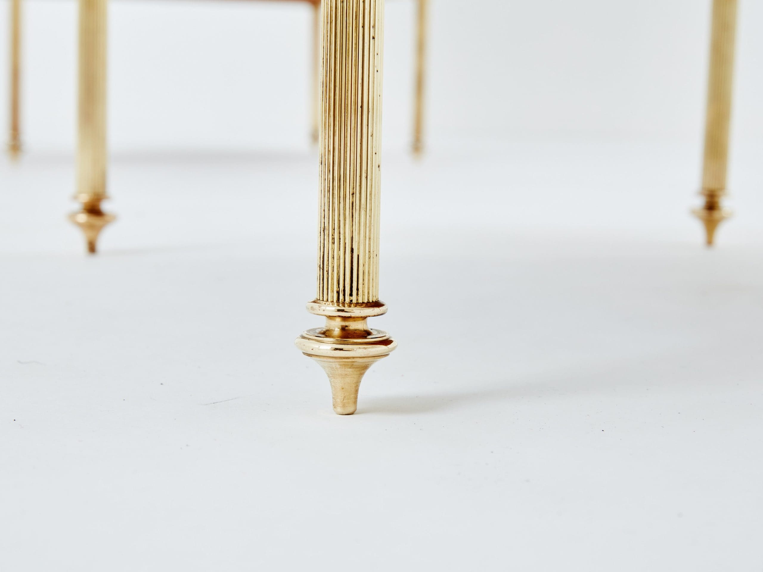 Paire de tables d’appoint à trois niveaux par Maison Jansen, laiton et cuir marron, années 1970