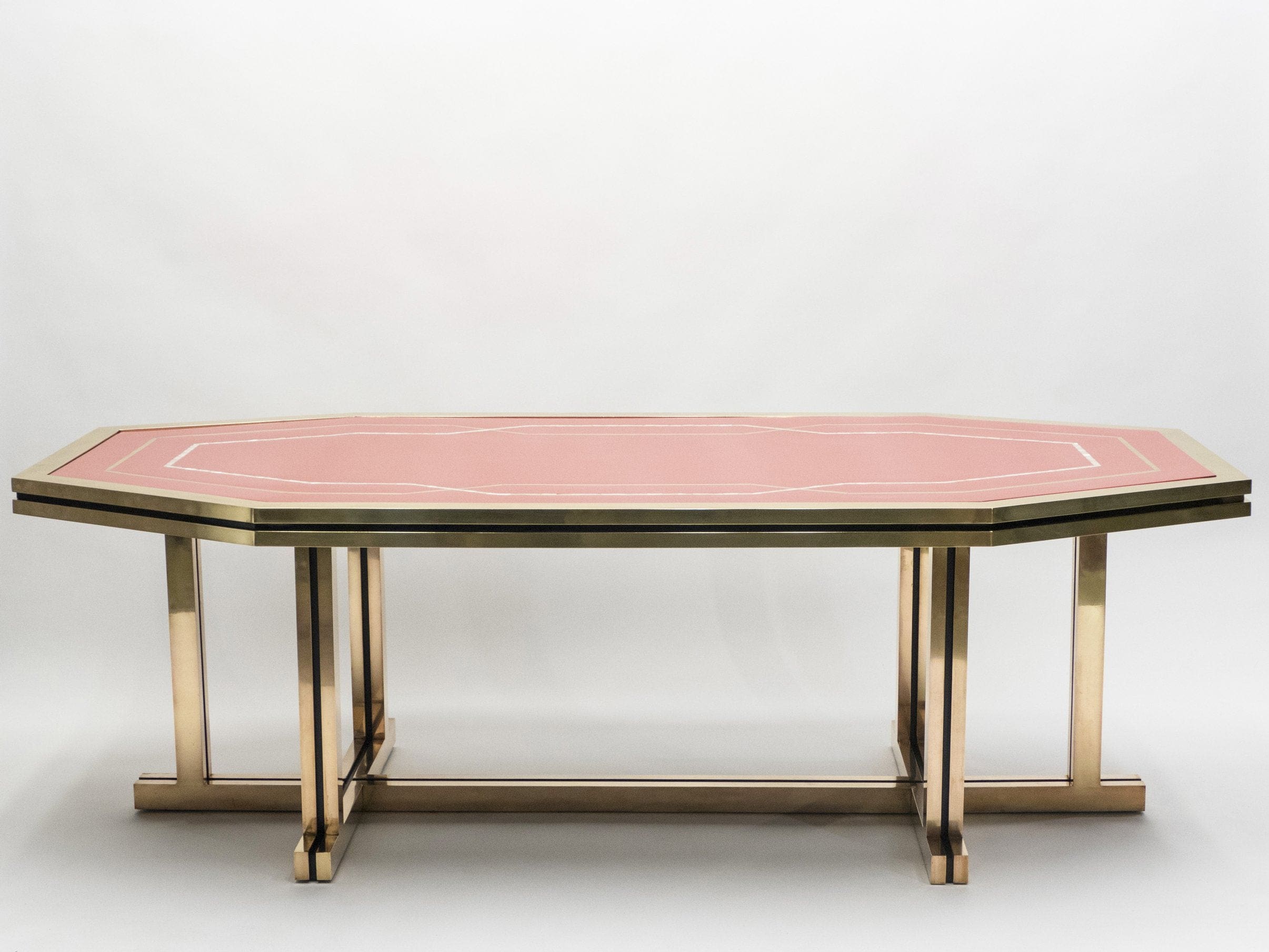 Table à Manger Maison Jansen en Laque Rouge et Laiton – Années 1970