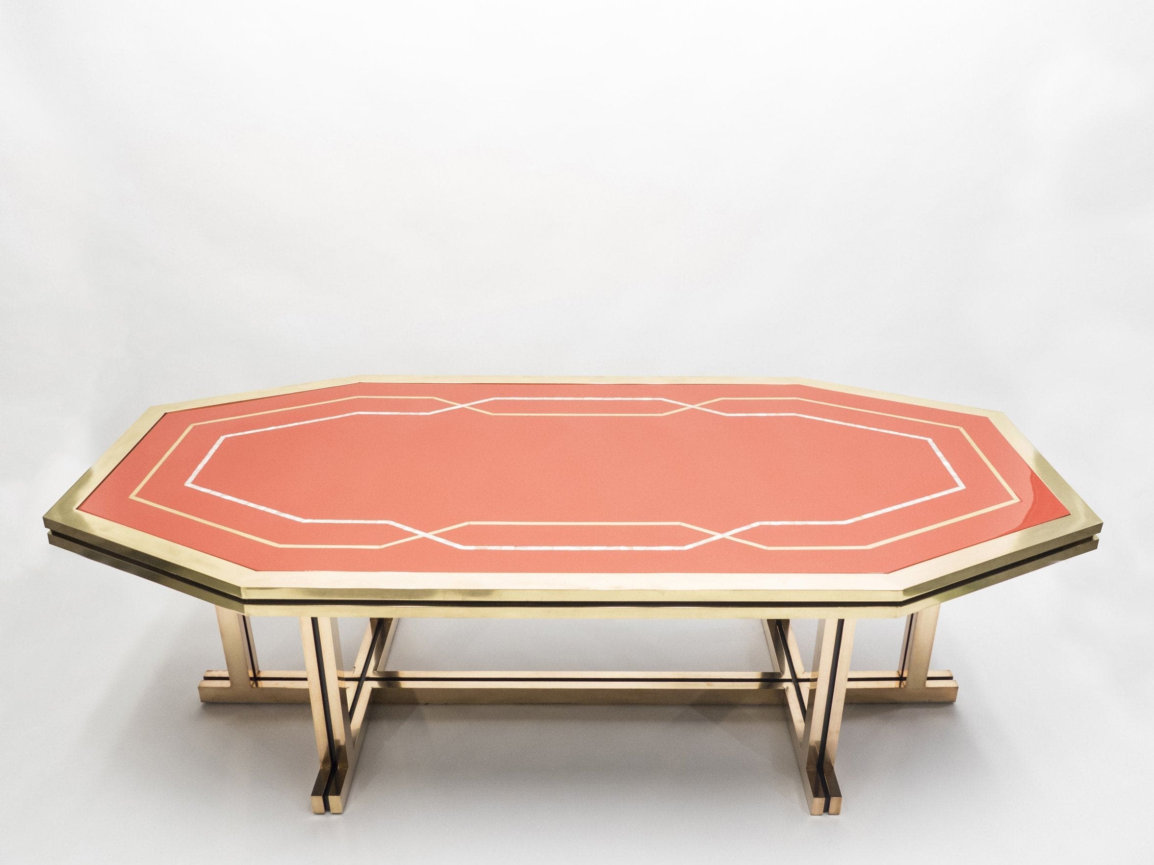 Table à Manger Maison Jansen en Laque Rouge et Laiton – Années 1970