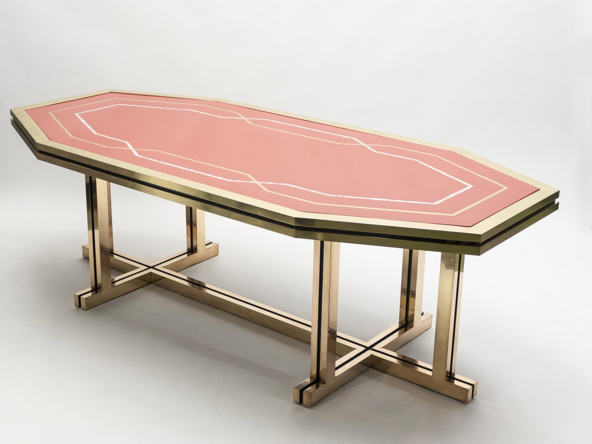 Table à Manger Maison Jansen en Laque Rouge et Laiton – Années 1970