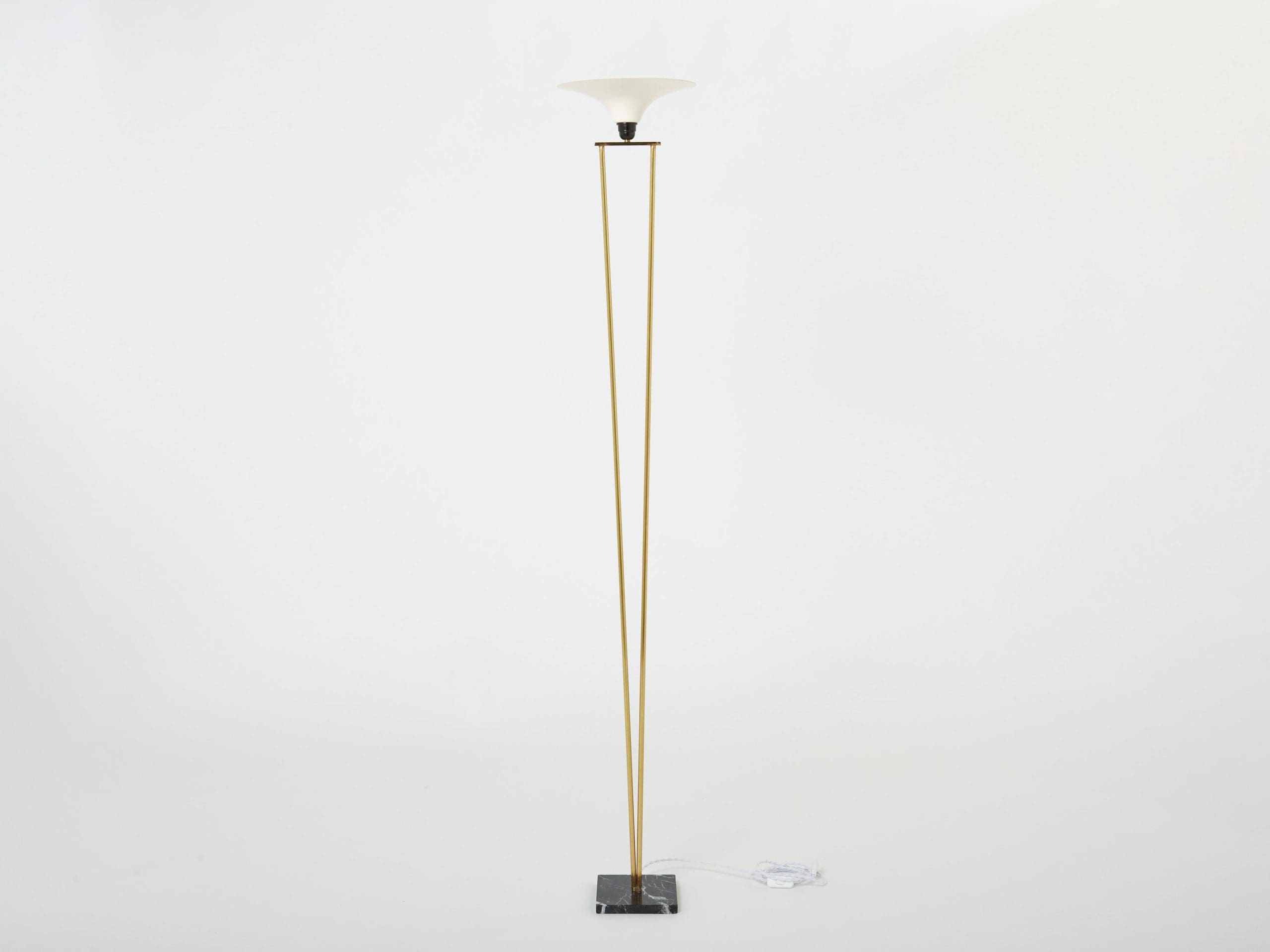 Lampadaire italien Stilnovo en laiton et opaline avec base en marbre, années 1960