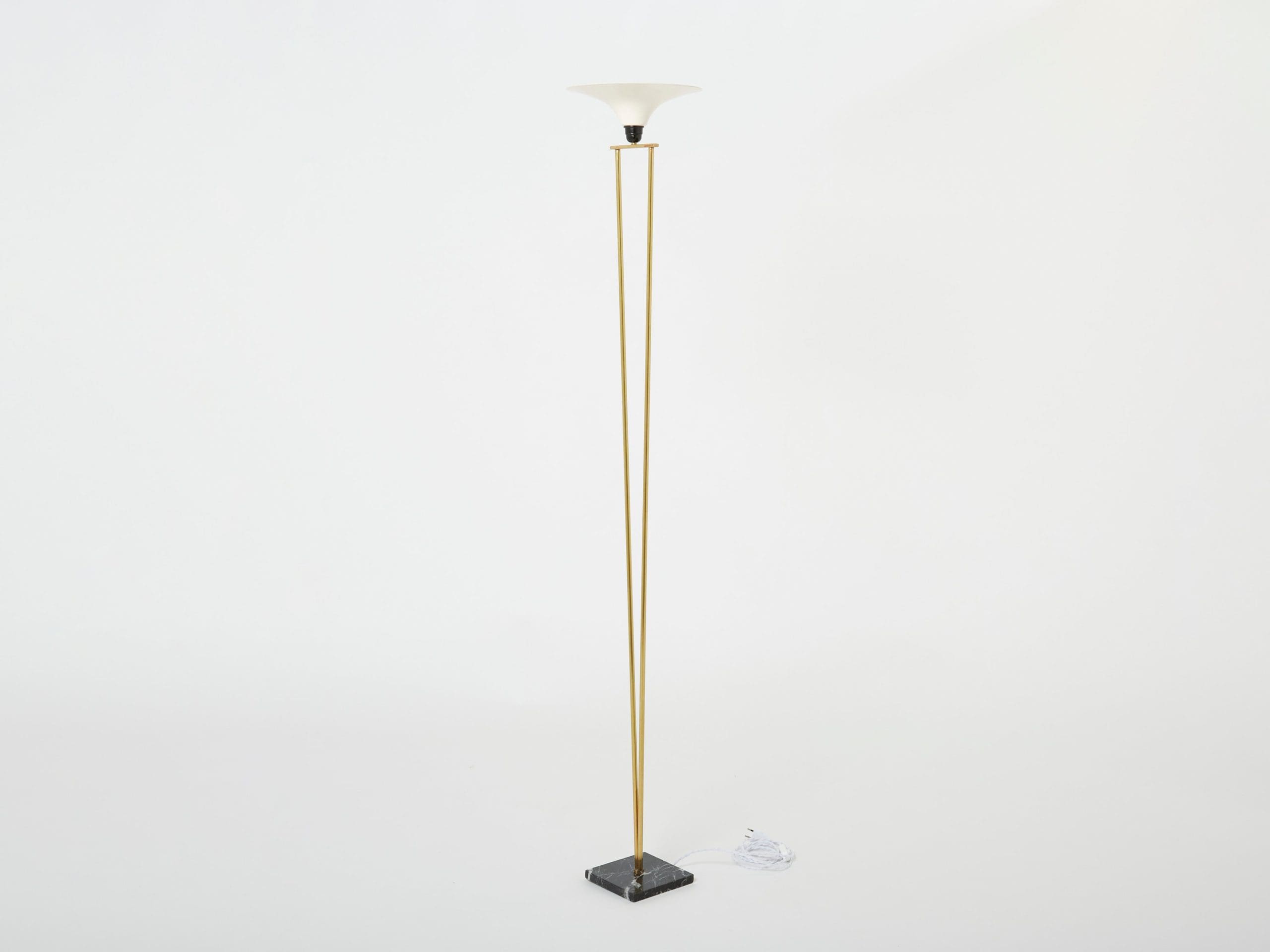 Lampadaire italien Stilnovo en laiton et opaline avec base en marbre, années 1960