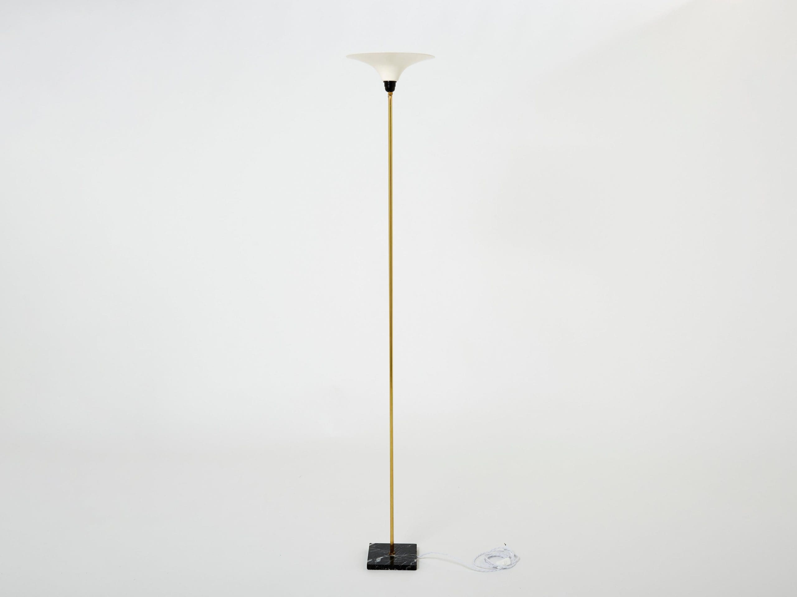 Lampadaire italien Stilnovo en laiton et opaline avec base en marbre, années 1960