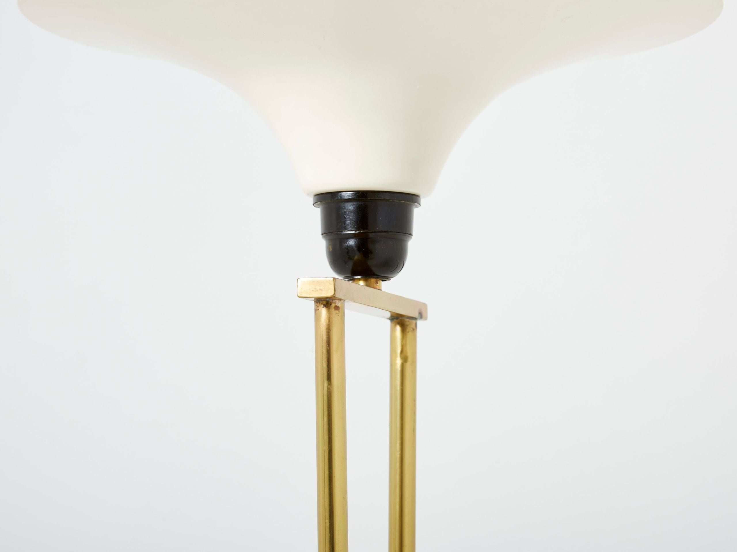 Lampadaire italien Stilnovo en laiton et opaline avec base en marbre, années 1960