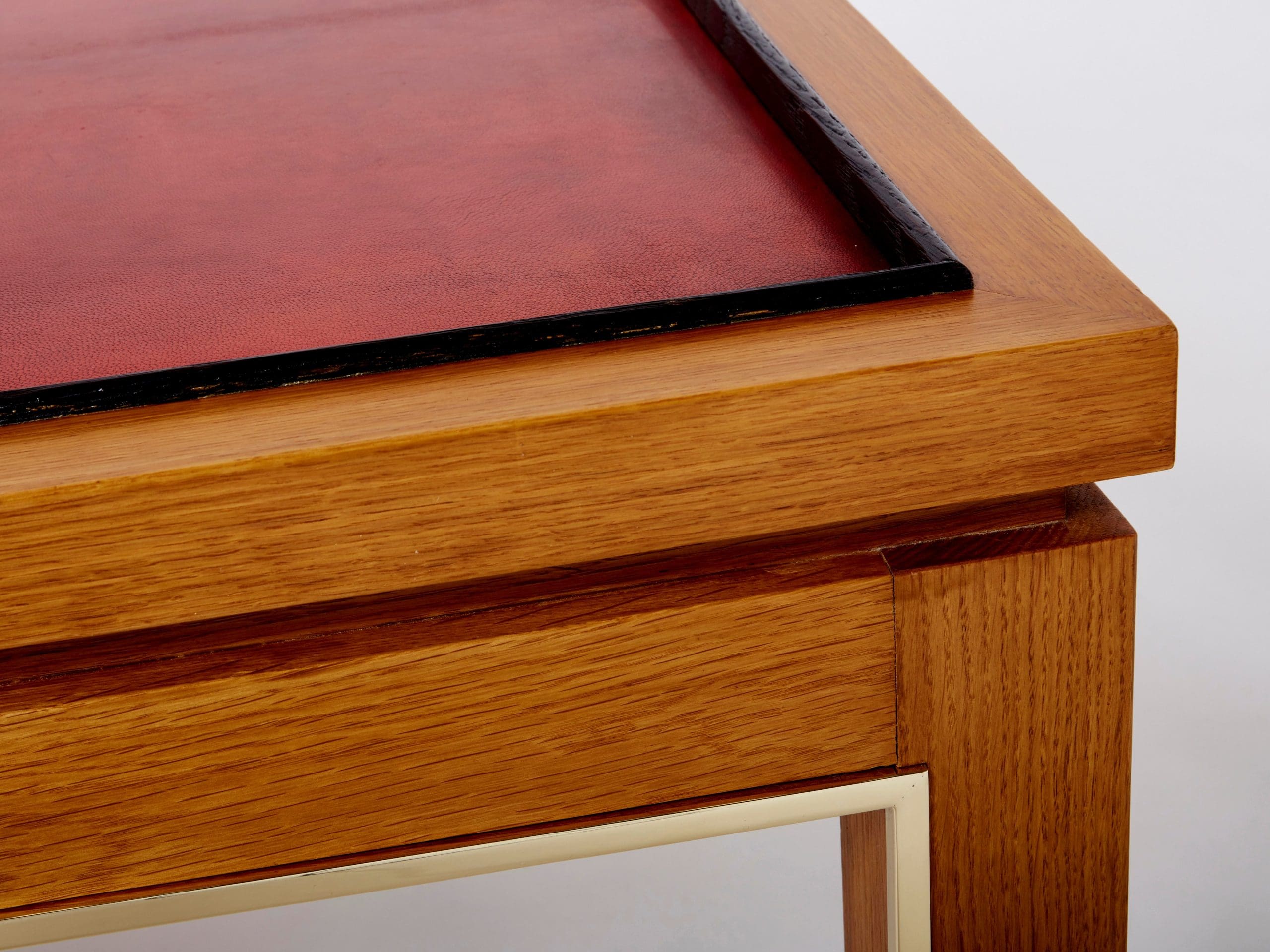 Table basse en chêne, laiton et cuir Hermès par Alberto Pinto