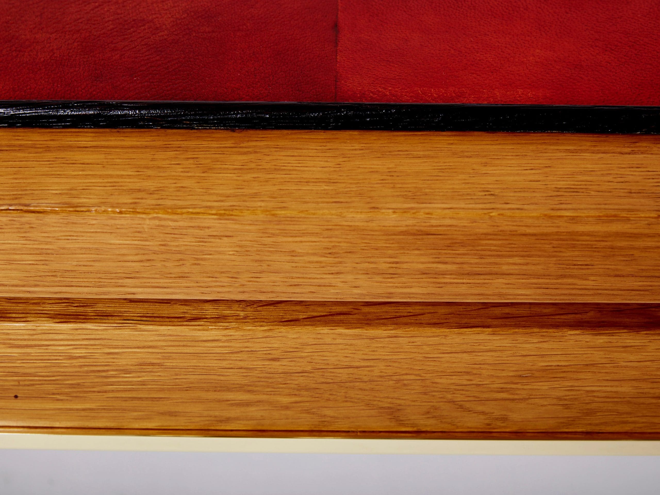 Table basse en chêne, laiton et cuir Hermès par Alberto Pinto