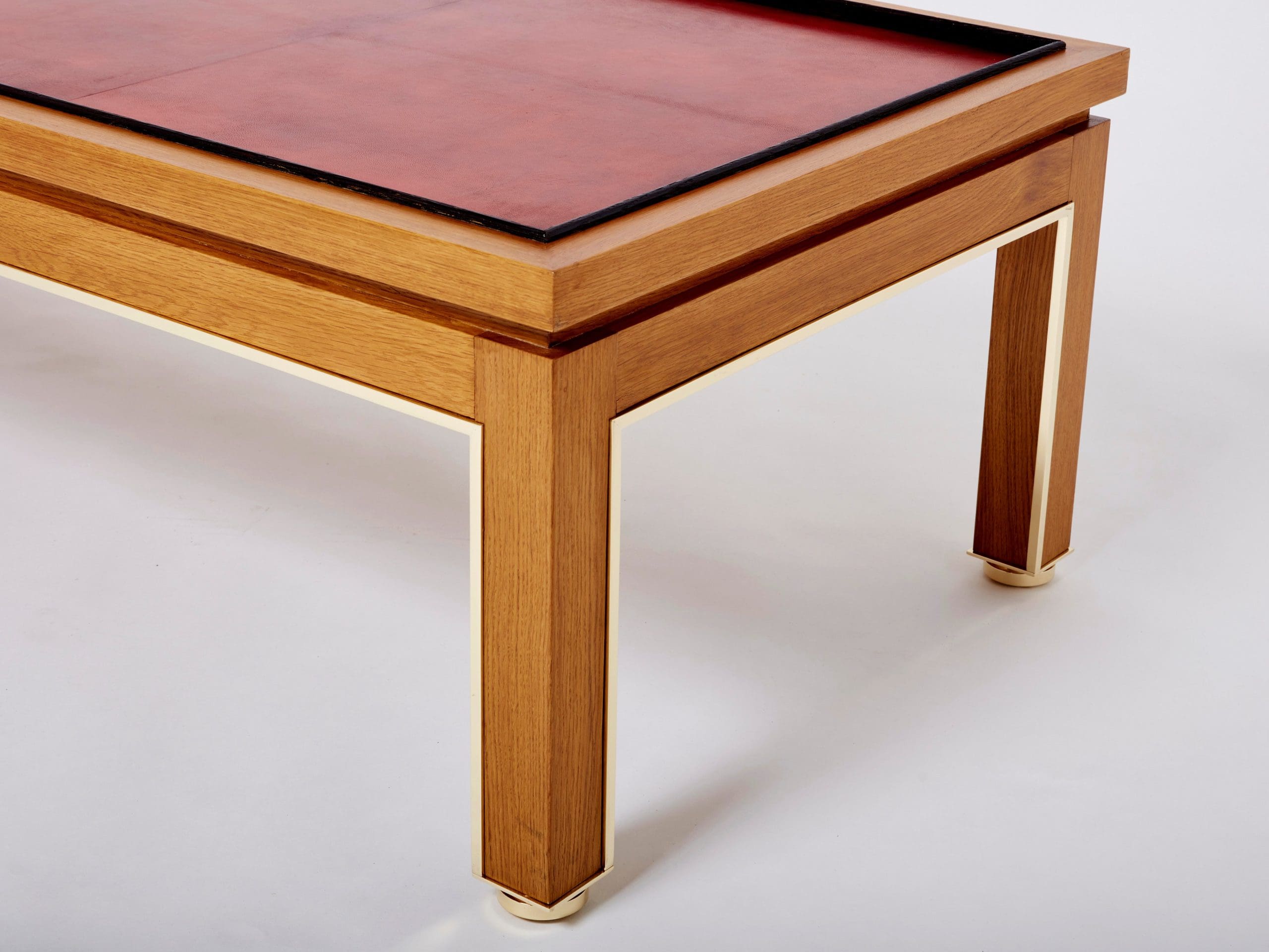 Table basse en chêne, laiton et cuir Hermès par Alberto Pinto
