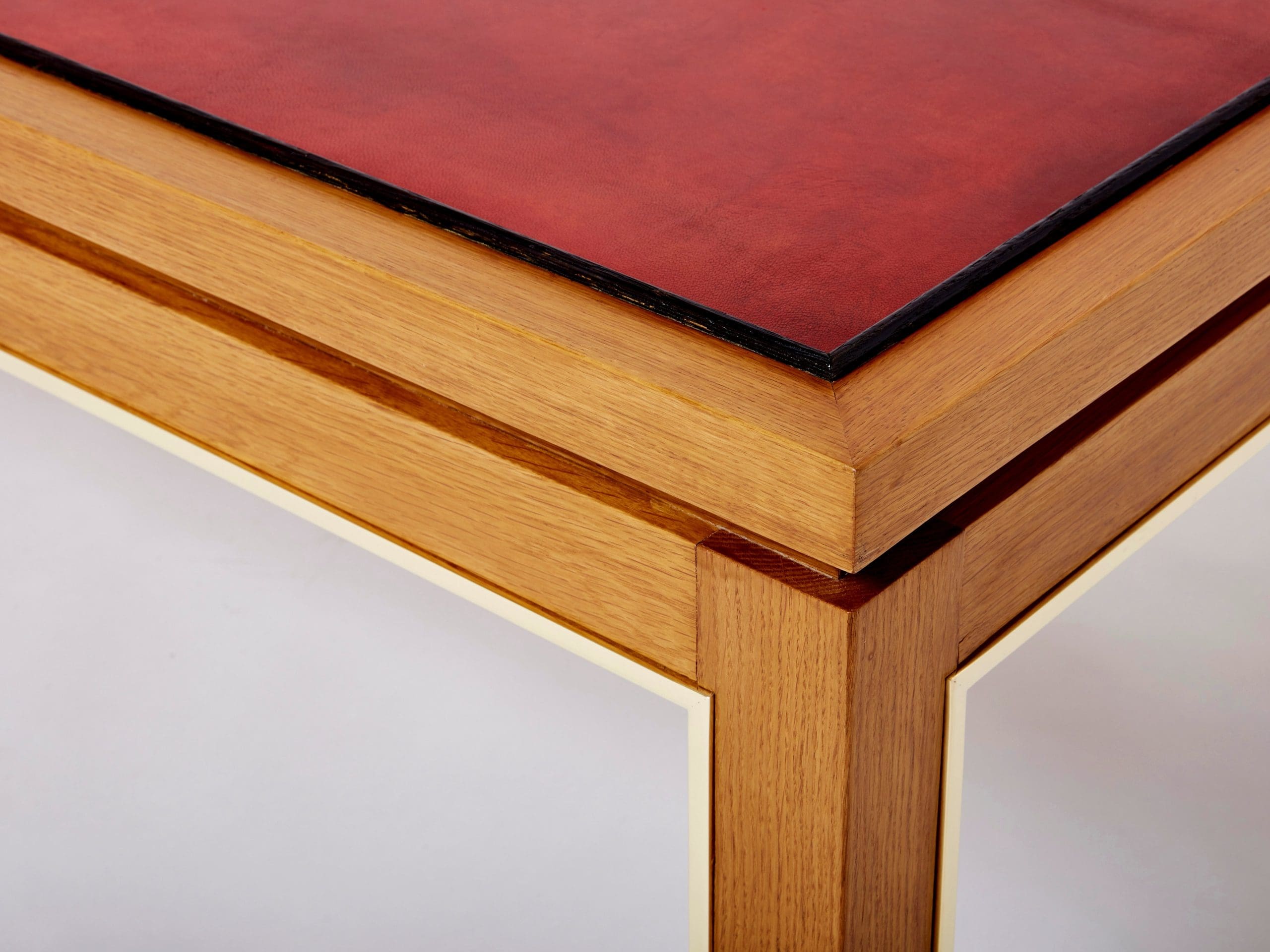 Table basse en chêne, laiton et cuir Hermès par Alberto Pinto