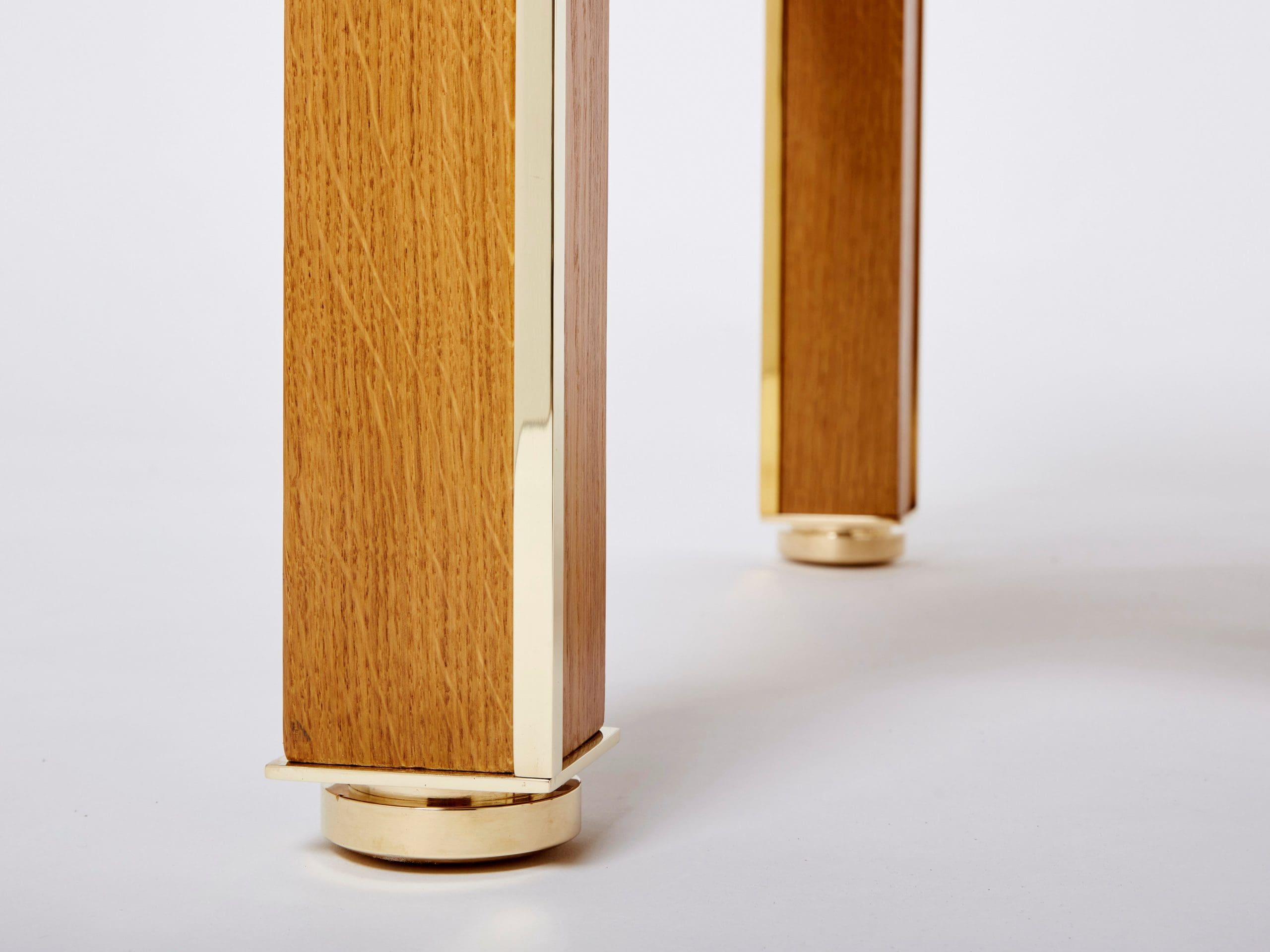 Table basse en chêne, laiton et cuir Hermès par Alberto Pinto