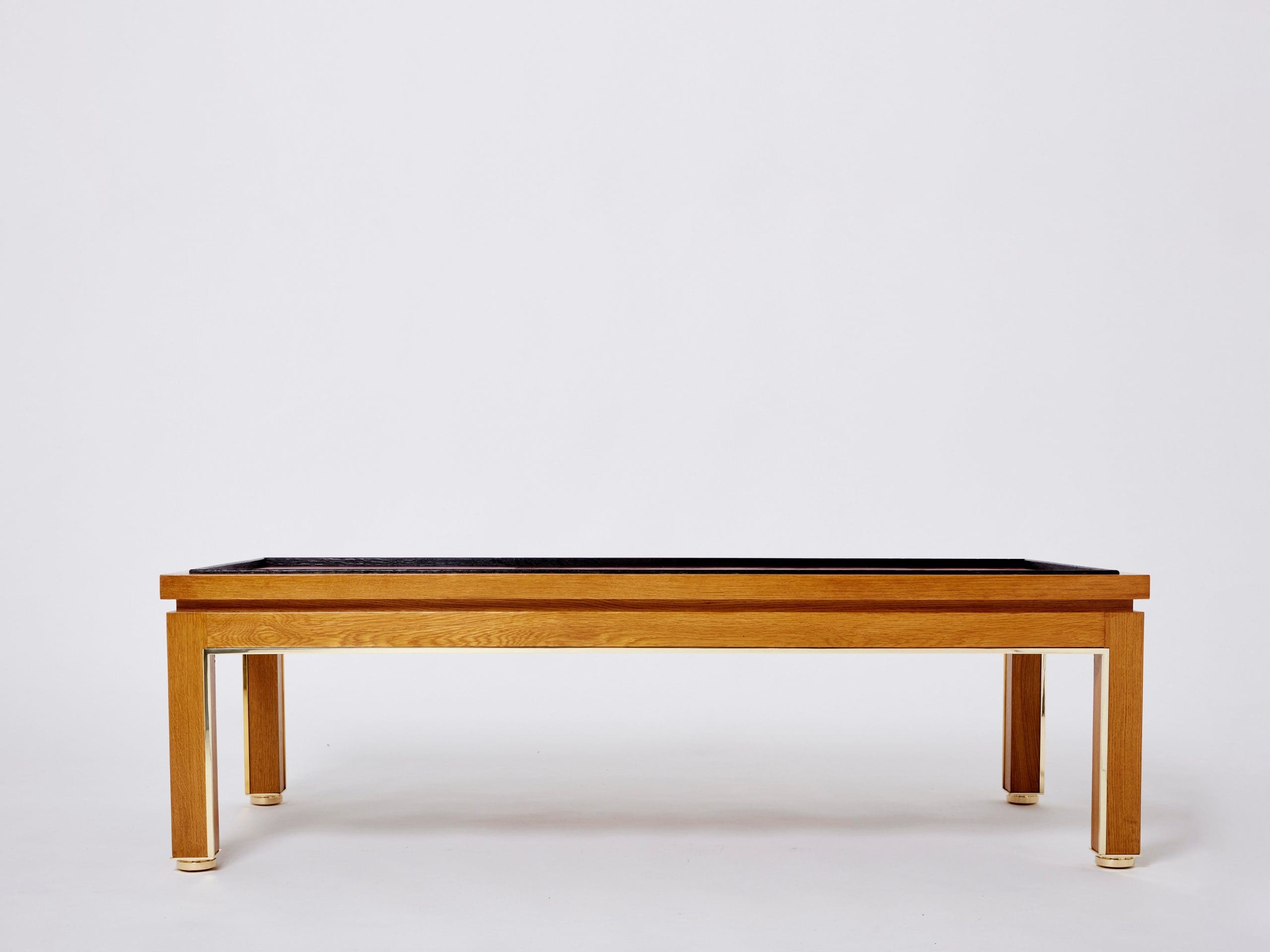 Table basse en chêne, laiton et cuir Hermès par Alberto Pinto