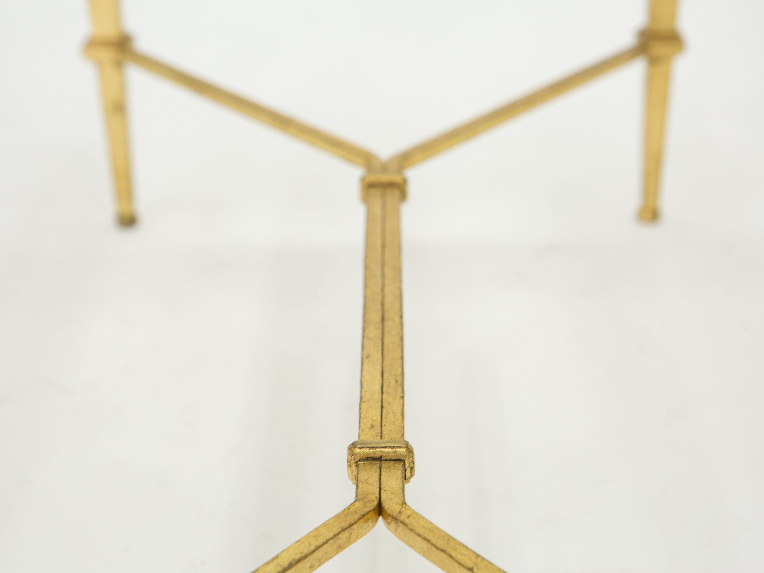 Table d’Appoint Roger Thibier : Chef-d’œuvre en Fer Forgé Doré des Années 60